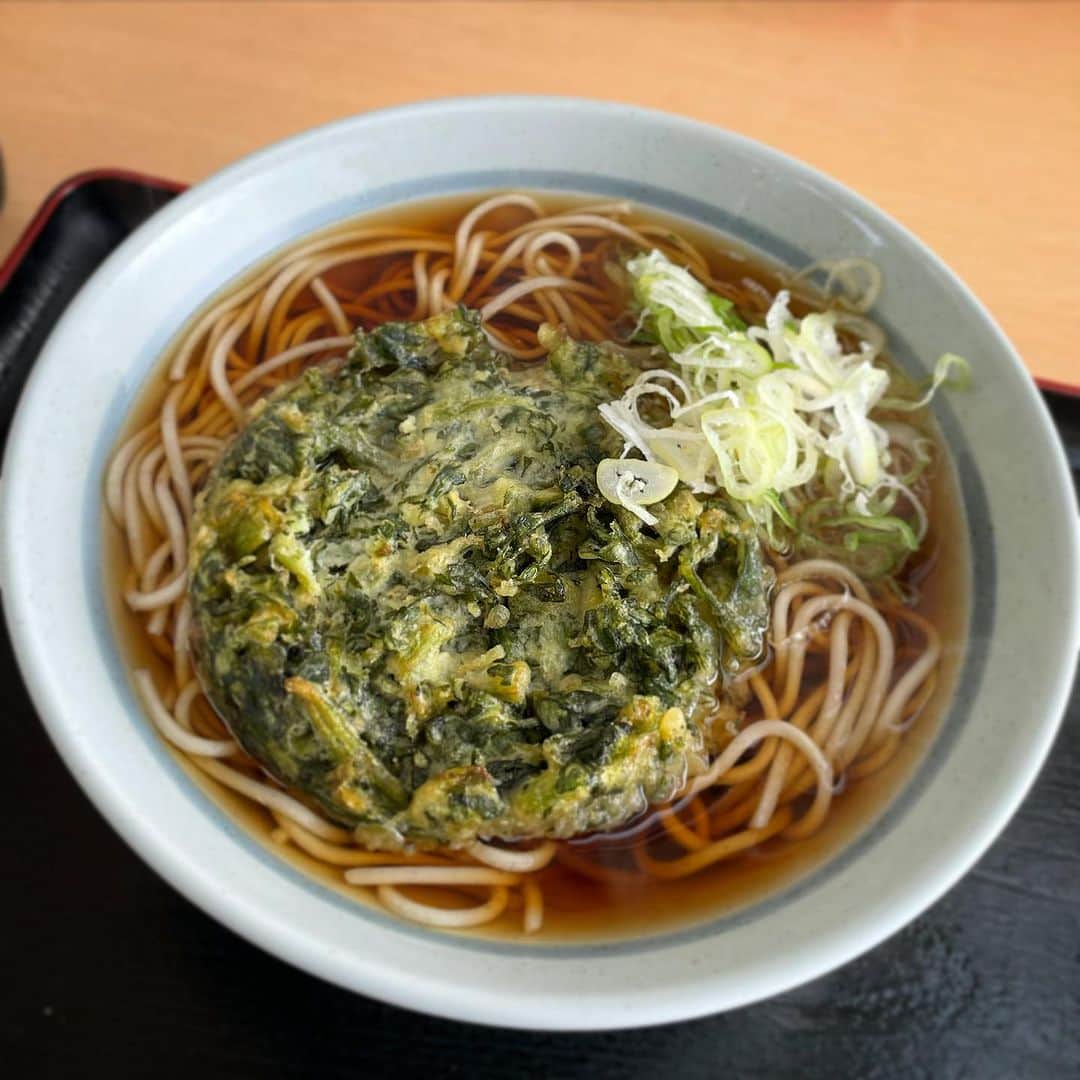 木村ひさしのインスタグラム：「最高のおっさんの朝ごはん。 爽亭　春菊天そば #最高のおっさんの蕎麦 #2024チャレンジ第一弾」