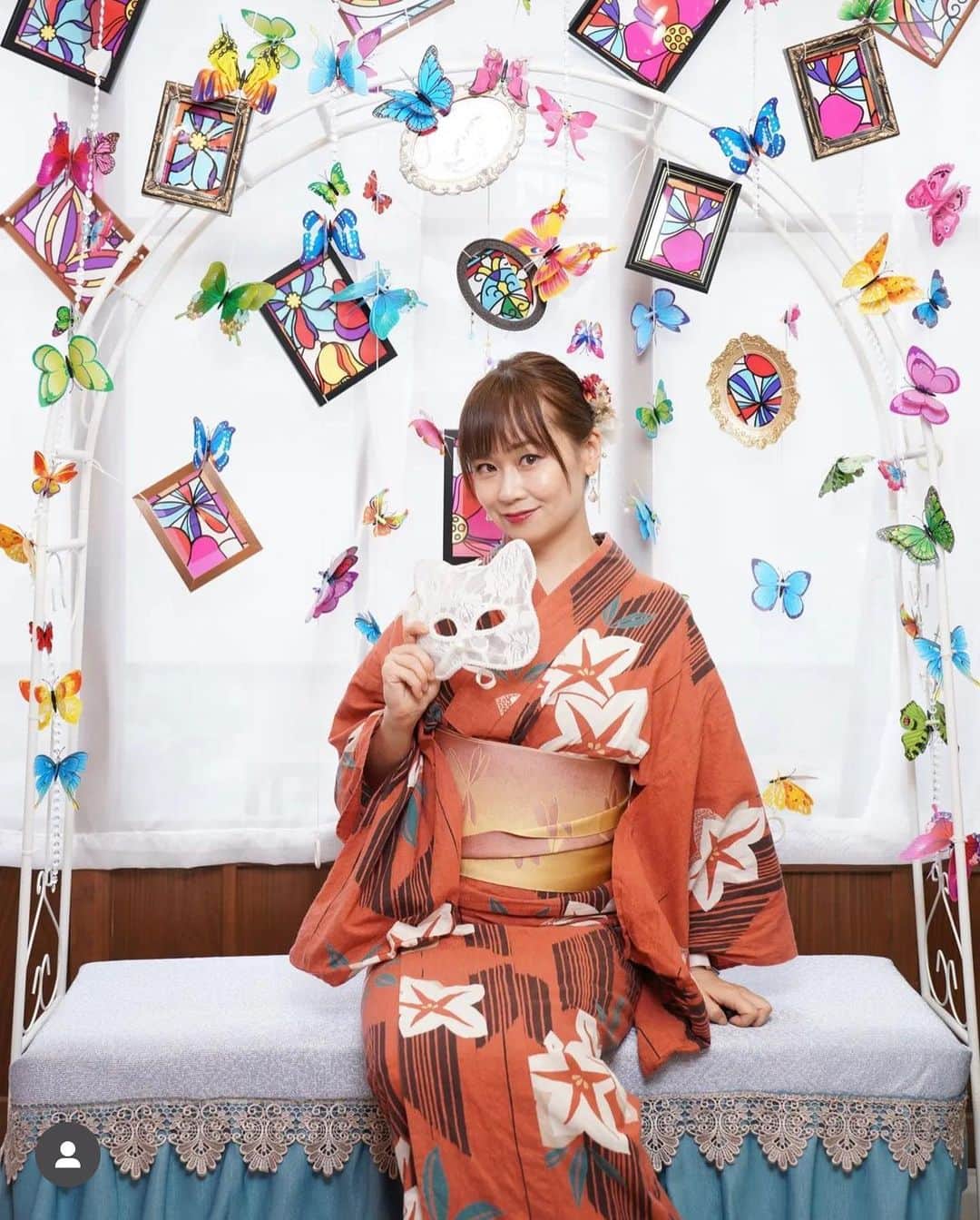 大和姫呂未のインスタグラム：「来年用の年賀状撮影〜！  早いねーー！  これはおまけのショットでして、 年賀状には、これではない 豪華な背景バージョンを使います❤️  あ、これも自分で撮りました。 自撮りです笑  #年賀状 #着物#浴衣#シンガーソングライター」
