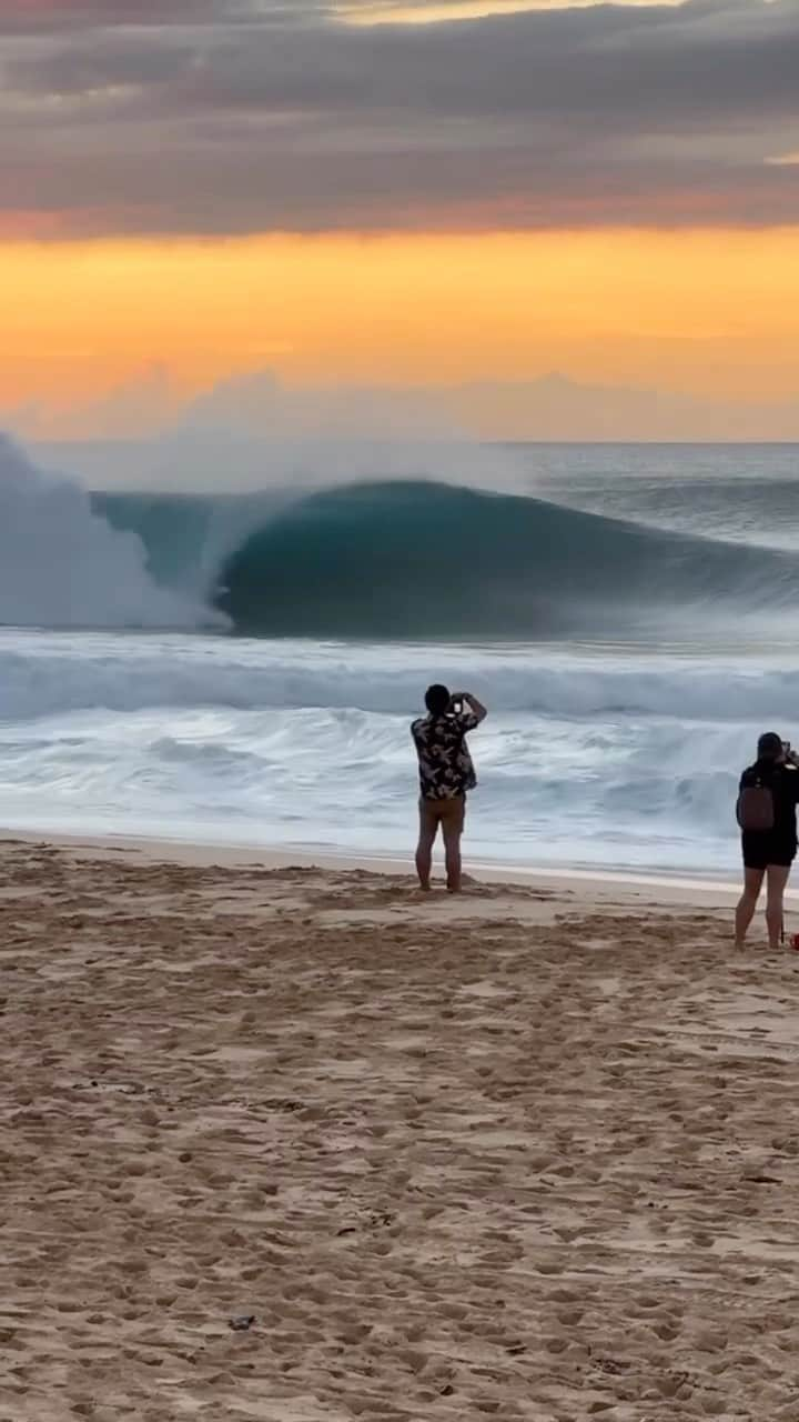 surflineのインスタグラム：「If you’re in need of a serotonin boost, look no further. Pipe the other night, captured by @raskinryan.」