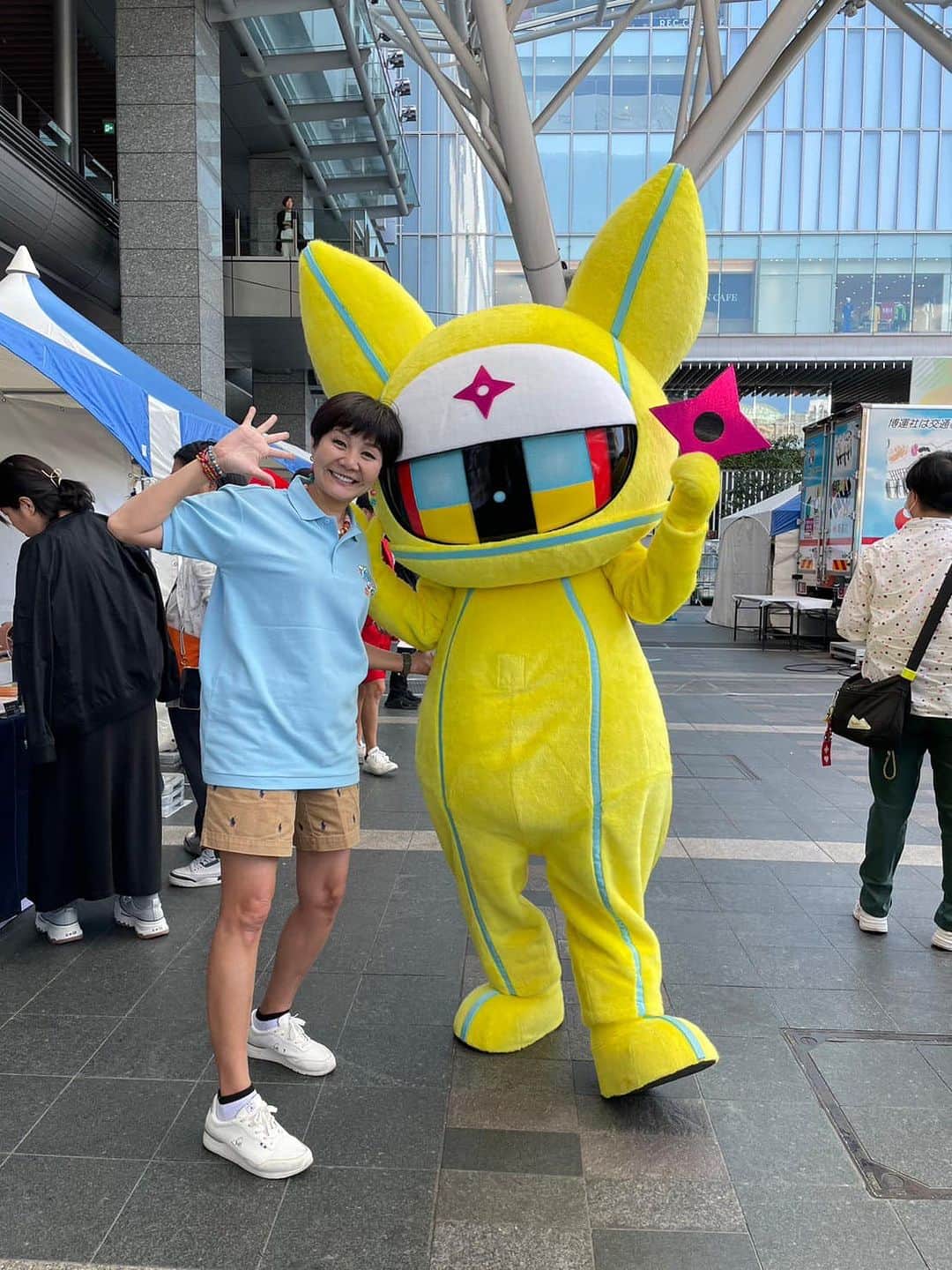 山本華世のインスタグラム：「NinjArigato(ニンジャアリガトウ) 東京オリンピックのキャラクター描いた谷口亮くんがデザイン‼️福岡から世界へ新キャラクター登場❤️ 詳しくはYouTube見てね。すでに再生回数が、ちゃっちゃくちゃら〜‼️ https://youtu.be/aYV-S1hftvw?si=QLXrEOwvUPMkbYFm」