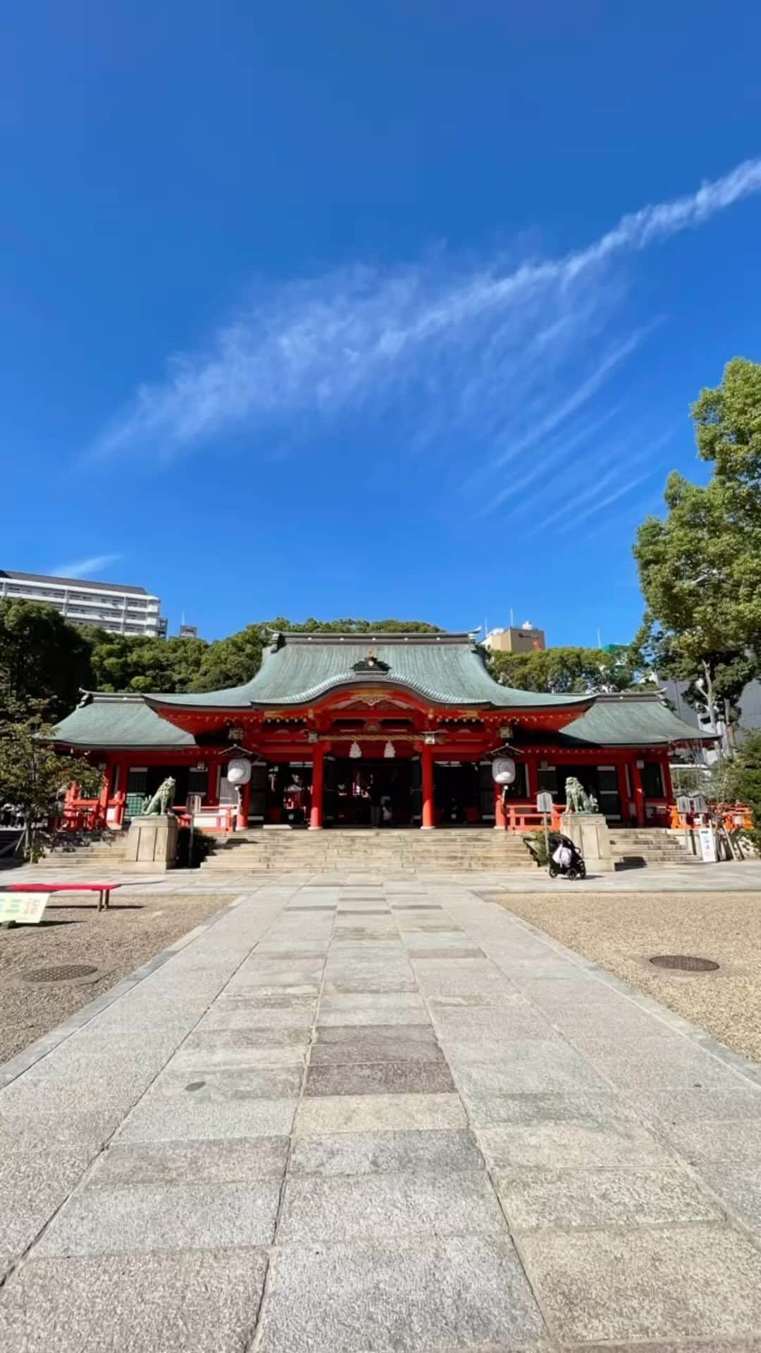 小嶋晶子のインスタグラム：「秋晴れの昨日は…食べて、喋って、歩いて、幸せ❤️  What I like most about Kobe is the amazing townscape. I think this is one of the recommended tourist destinations.  #生田神社 #三ノ宮 #メリケンパーク #南京町 #中華街 #神戸 #日本 #kobe #japan #🇯🇵」