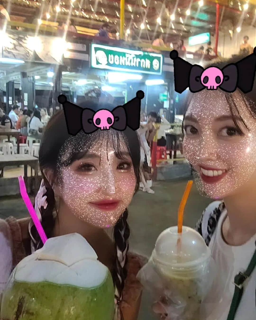 黛実希さんのインスタグラム写真 - (黛実希Instagram)「📍Thailand🇹🇭/Bangkok  フアムムナイトマーケット🍻💖🌃✨ もう最高🤟！！！！！笑 この時間はもう仕事も終わり自由時間だったから羽を伸ばしておりました💞⤴︎⤴︎⤴︎ 行きたかったお店は人気すぎて1時間待ちと言う事で ナイトマーケットを堪能してきたよ🥥🥟❤️  ココナッツジュース飲んでたらラムがいきなりタイ語で話しかけてきて、とっさにマシッソヨ〜って答えてる私😂 9枚目に動画あるよ🤭 タイ語で美味しい〜？って聞いてるのが分かって何故か韓国語で返すって言う。笑 このタイ出張でタイ語が1ミリも分からないのに何故か言ってることが分かるってゆう不思議な耳を発揮してました🤣  韓国語、中国語、英語をリスニングで勉強してきたから 耳👂がめちゃくちゃ強化されてるのかも😂  タイ🇹🇭行ったらナイトマーケットは楽しいから行ってみてね💕  #タイ旅行#バンコク#タイ#バンコク旅行#海外#海外旅行#海外出張#タイ料理#バンコクグルメ#バンコクカフェ#バンコク観光#バンコク情報#海外旅行好きな人と繋がりたい#Thailand#bangkok#bangkoktrip  #วันหยุด #ท่องเที่ยวไทย #ไทยเที่ยวไทย #ทะเล #ชายหาด #อร่อย #อร่อยมาก #อาหาร #อาหารไทย  #ภาษาไทย」10月20日 9時49分 - candymiiiki