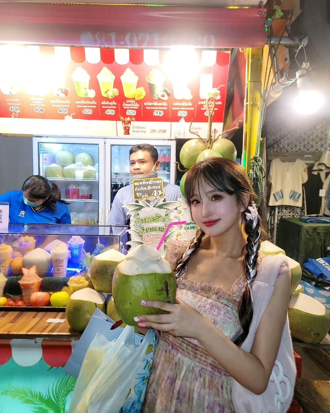 黛実希さんのインスタグラム写真 - (黛実希Instagram)「📍Thailand🇹🇭/Bangkok  フアムムナイトマーケット🍻💖🌃✨ もう最高🤟！！！！！笑 この時間はもう仕事も終わり自由時間だったから羽を伸ばしておりました💞⤴︎⤴︎⤴︎ 行きたかったお店は人気すぎて1時間待ちと言う事で ナイトマーケットを堪能してきたよ🥥🥟❤️  ココナッツジュース飲んでたらラムがいきなりタイ語で話しかけてきて、とっさにマシッソヨ〜って答えてる私😂 9枚目に動画あるよ🤭 タイ語で美味しい〜？って聞いてるのが分かって何故か韓国語で返すって言う。笑 このタイ出張でタイ語が1ミリも分からないのに何故か言ってることが分かるってゆう不思議な耳を発揮してました🤣  韓国語、中国語、英語をリスニングで勉強してきたから 耳👂がめちゃくちゃ強化されてるのかも😂  タイ🇹🇭行ったらナイトマーケットは楽しいから行ってみてね💕  #タイ旅行#バンコク#タイ#バンコク旅行#海外#海外旅行#海外出張#タイ料理#バンコクグルメ#バンコクカフェ#バンコク観光#バンコク情報#海外旅行好きな人と繋がりたい#Thailand#bangkok#bangkoktrip  #วันหยุด #ท่องเที่ยวไทย #ไทยเที่ยวไทย #ทะเล #ชายหาด #อร่อย #อร่อยมาก #อาหาร #อาหารไทย  #ภาษาไทย」10月20日 9時49分 - candymiiiki