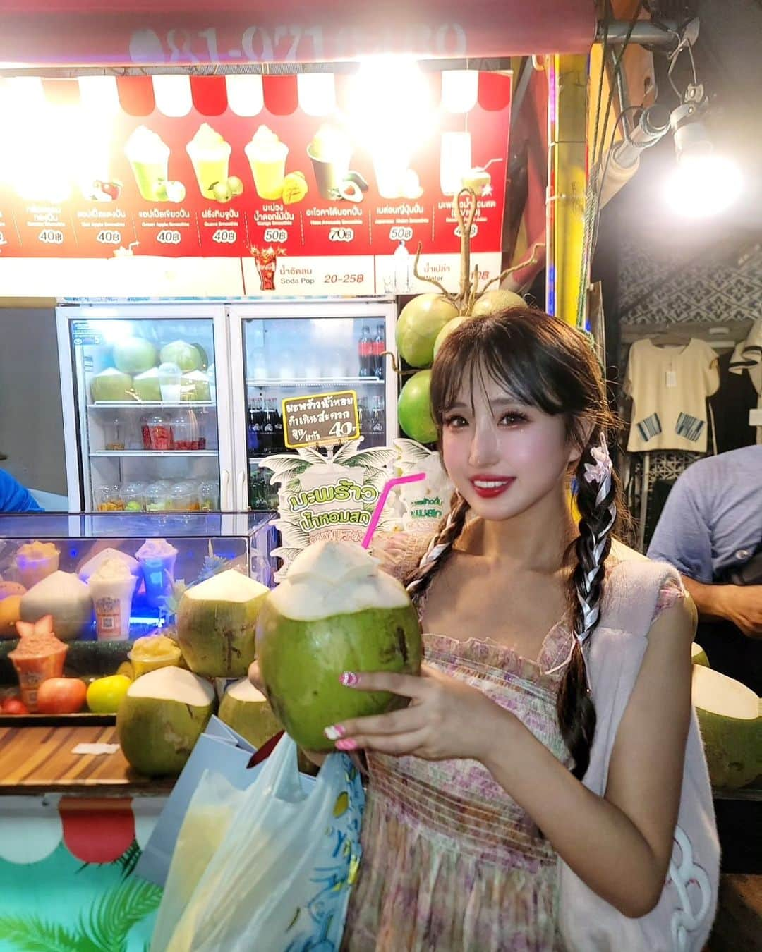 黛実希さんのインスタグラム写真 - (黛実希Instagram)「📍Thailand🇹🇭/Bangkok  フアムムナイトマーケット🍻💖🌃✨ もう最高🤟！！！！！笑 この時間はもう仕事も終わり自由時間だったから羽を伸ばしておりました💞⤴︎⤴︎⤴︎ 行きたかったお店は人気すぎて1時間待ちと言う事で ナイトマーケットを堪能してきたよ🥥🥟❤️  ココナッツジュース飲んでたらラムがいきなりタイ語で話しかけてきて、とっさにマシッソヨ〜って答えてる私😂 9枚目に動画あるよ🤭 タイ語で美味しい〜？って聞いてるのが分かって何故か韓国語で返すって言う。笑 このタイ出張でタイ語が1ミリも分からないのに何故か言ってることが分かるってゆう不思議な耳を発揮してました🤣  韓国語、中国語、英語をリスニングで勉強してきたから 耳👂がめちゃくちゃ強化されてるのかも😂  タイ🇹🇭行ったらナイトマーケットは楽しいから行ってみてね💕  #タイ旅行#バンコク#タイ#バンコク旅行#海外#海外旅行#海外出張#タイ料理#バンコクグルメ#バンコクカフェ#バンコク観光#バンコク情報#海外旅行好きな人と繋がりたい#Thailand#bangkok#bangkoktrip  #วันหยุด #ท่องเที่ยวไทย #ไทยเที่ยวไทย #ทะเล #ชายหาด #อร่อย #อร่อยมาก #อาหาร #อาหารไทย  #ภาษาไทย」10月20日 9時49分 - candymiiiki