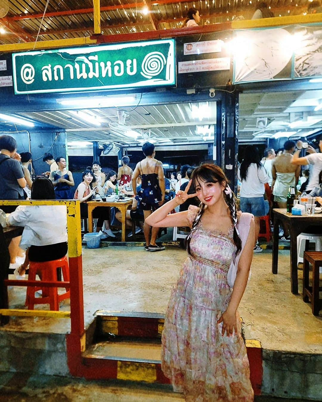 黛実希さんのインスタグラム写真 - (黛実希Instagram)「📍Thailand🇹🇭/Bangkok  フアムムナイトマーケット🍻💖🌃✨ もう最高🤟！！！！！笑 この時間はもう仕事も終わり自由時間だったから羽を伸ばしておりました💞⤴︎⤴︎⤴︎ 行きたかったお店は人気すぎて1時間待ちと言う事で ナイトマーケットを堪能してきたよ🥥🥟❤️  ココナッツジュース飲んでたらラムがいきなりタイ語で話しかけてきて、とっさにマシッソヨ〜って答えてる私😂 9枚目に動画あるよ🤭 タイ語で美味しい〜？って聞いてるのが分かって何故か韓国語で返すって言う。笑 このタイ出張でタイ語が1ミリも分からないのに何故か言ってることが分かるってゆう不思議な耳を発揮してました🤣  韓国語、中国語、英語をリスニングで勉強してきたから 耳👂がめちゃくちゃ強化されてるのかも😂  タイ🇹🇭行ったらナイトマーケットは楽しいから行ってみてね💕  #タイ旅行#バンコク#タイ#バンコク旅行#海外#海外旅行#海外出張#タイ料理#バンコクグルメ#バンコクカフェ#バンコク観光#バンコク情報#海外旅行好きな人と繋がりたい#Thailand#bangkok#bangkoktrip  #วันหยุด #ท่องเที่ยวไทย #ไทยเที่ยวไทย #ทะเล #ชายหาด #อร่อย #อร่อยมาก #อาหาร #อาหารไทย  #ภาษาไทย」10月20日 9時49分 - candymiiiki