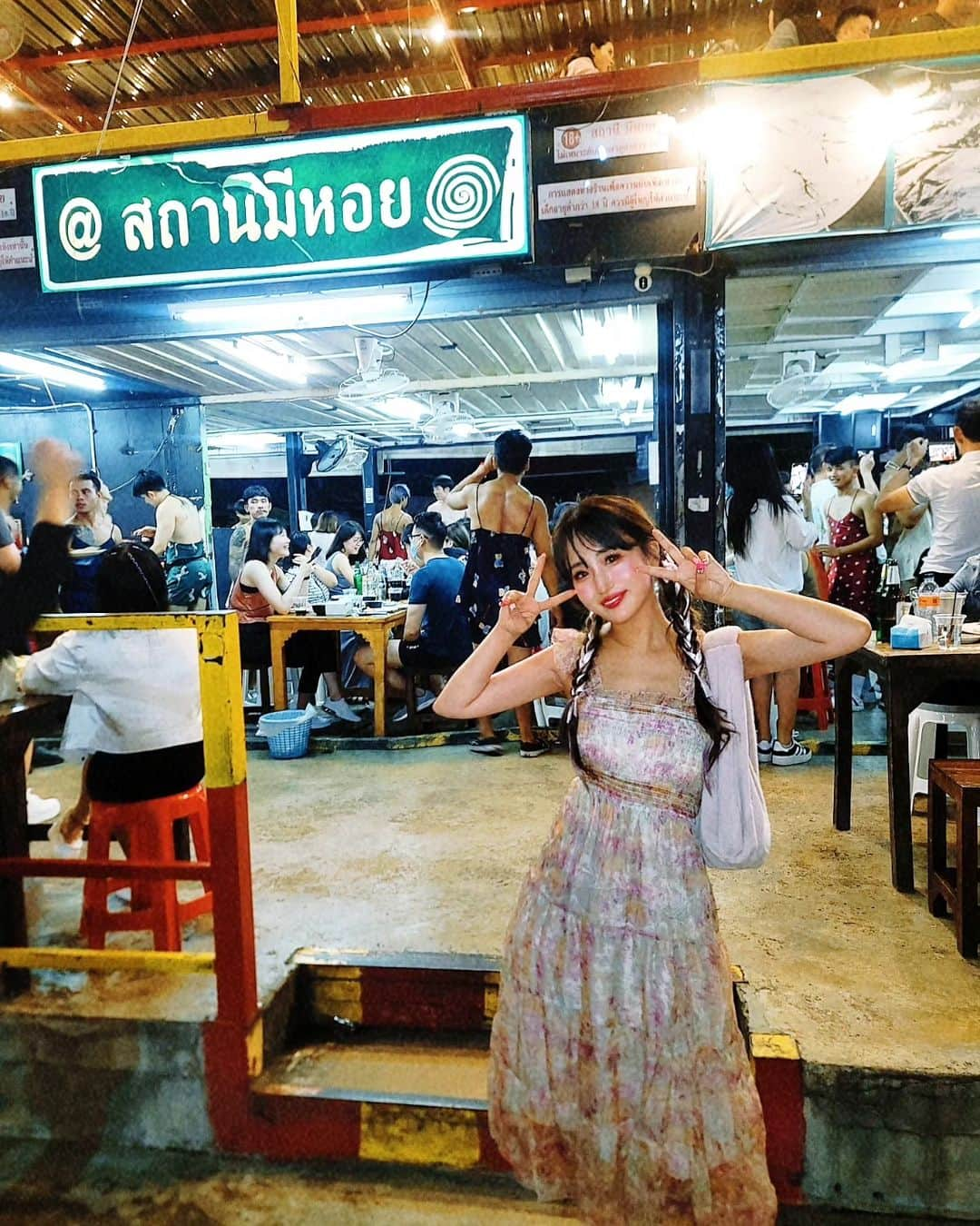 黛実希さんのインスタグラム写真 - (黛実希Instagram)「📍Thailand🇹🇭/Bangkok  フアムムナイトマーケット🍻💖🌃✨ もう最高🤟！！！！！笑 この時間はもう仕事も終わり自由時間だったから羽を伸ばしておりました💞⤴︎⤴︎⤴︎ 行きたかったお店は人気すぎて1時間待ちと言う事で ナイトマーケットを堪能してきたよ🥥🥟❤️  ココナッツジュース飲んでたらラムがいきなりタイ語で話しかけてきて、とっさにマシッソヨ〜って答えてる私😂 9枚目に動画あるよ🤭 タイ語で美味しい〜？って聞いてるのが分かって何故か韓国語で返すって言う。笑 このタイ出張でタイ語が1ミリも分からないのに何故か言ってることが分かるってゆう不思議な耳を発揮してました🤣  韓国語、中国語、英語をリスニングで勉強してきたから 耳👂がめちゃくちゃ強化されてるのかも😂  タイ🇹🇭行ったらナイトマーケットは楽しいから行ってみてね💕  #タイ旅行#バンコク#タイ#バンコク旅行#海外#海外旅行#海外出張#タイ料理#バンコクグルメ#バンコクカフェ#バンコク観光#バンコク情報#海外旅行好きな人と繋がりたい#Thailand#bangkok#bangkoktrip  #วันหยุด #ท่องเที่ยวไทย #ไทยเที่ยวไทย #ทะเล #ชายหาด #อร่อย #อร่อยมาก #อาหาร #อาหารไทย  #ภาษาไทย」10月20日 9時49分 - candymiiiki