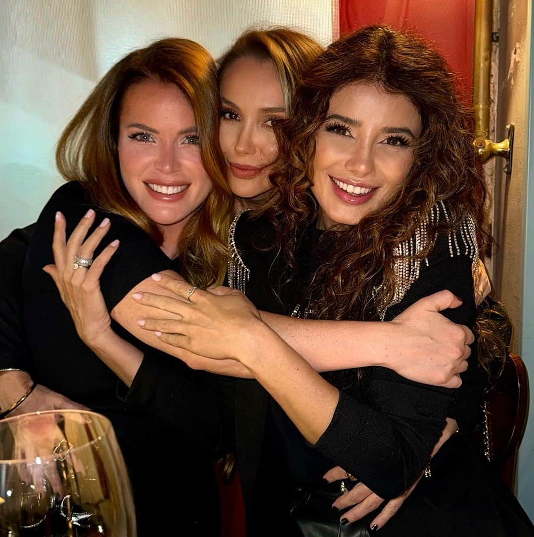 ポーラ・フェルナンデスのインスタグラム：「E esse trio?? ❤️❤️❤️ Amando a companhia de vocês amigassssss!!! @primuller  @suzanasandoval」