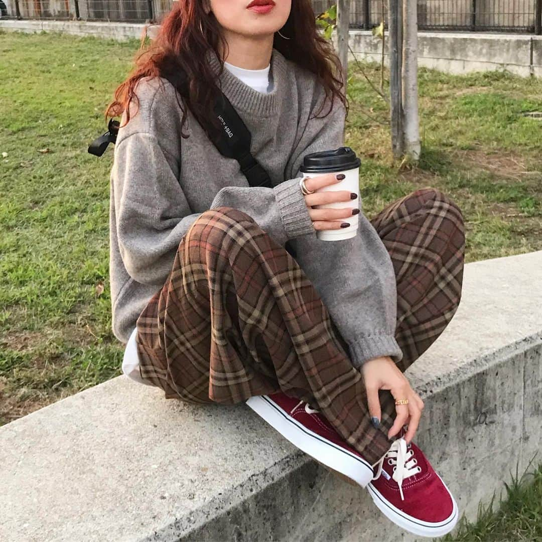 kumikaのインスタグラム：「ブラウンのチェックパンツと、赤vans合わせがほっこり可愛い👟❤️  uniqlouのプレミアムラムローゲージセーター🧶これもあったか可愛いー♡  @nugu_klee  チェックワイドスラックス/brown  ブラウンとオレンジの配色チェックが可愛くて、古着テイストな生地と、たぽっとシルエットがタイプで買い取り🙆‍♀️ 韓国から持って帰ってきて早速履いてる💕  @nugu_klee  韓国でセレクトしたアイテムが、本日10/20 17:00  全34itemがいっきにupdateされます❣️  10/20 17:00〜10/27 16:59 新商品　15%offです✨✨  一つ一つ試着して着心地やサイズ感に拘りセレクトしてきました💓 男女兼用アイテムも多数です☺️ どれも可愛いので是非チェックしてみてください🙏🥰 . . . . knit#uniqlou#プレミアムラムローゲージセーター inner#shinzone  pants.bag @nugu_klee  socks#auralee shoes#vans#vansauthentic . . . . #秋冬コーデ#チェック柄#チェックパンツ#ブラウンコーデ#赤コーデ#red#knit#ニットコーデ#uniqlo#ユニクロ#ユニクロコーデ#ショルダーバッグコーデ #古着女子 #tbt#ootd#instafashion#outfit#ママコーデ」