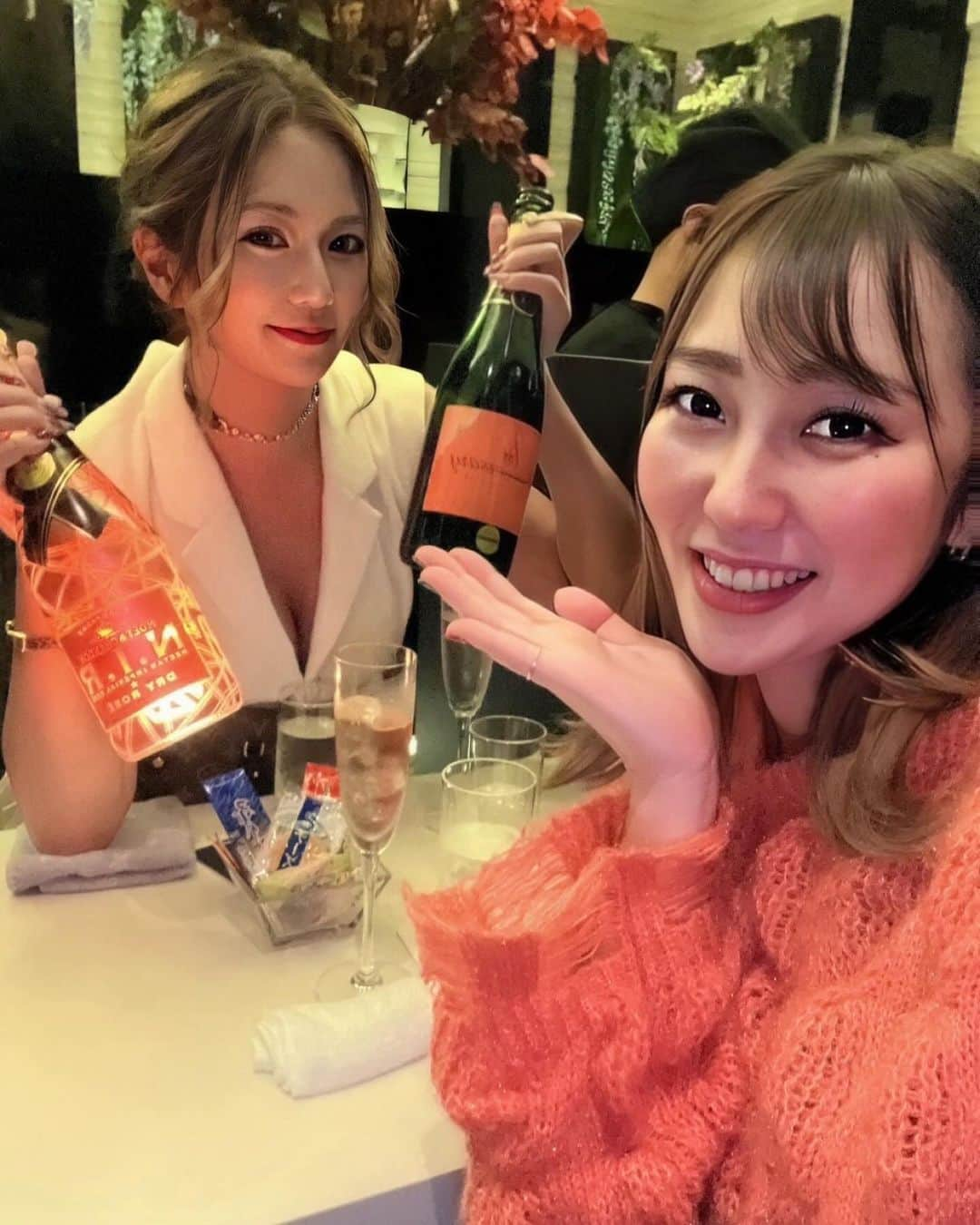 REINAのインスタグラム：「. マブ２日連続ありがとう👼🏽🧡  周年２日目も大盛況でした✨️ ご来店いただいた皆様 ありがとうございました☺️  今日は久しぶりにお着物で 出勤します🪽  20時~22時まで セット料金 0円！ 22時以降 セット料金 1000円！  シャンパンくじ 高額金券もまだまだあります🤗  周年イベント3日目も よろしくお願いいたします🧡  OVER LOUNGE CLUB 札幌市中央区南6条西4丁目 第21桂和ビル5F  #すすきの#ラウンジ#すすきのラウンジ#すすきの新店#overloungeclub#オーバーラウンジクラブ#ホステス#キャバ嬢#キャバクラ#ニュークラ#すすきのキャバクラ#すすきのニュークラ#銀座#六本木#中洲#北新地 #louisvuitton#bff#シャンパン#周年イベント#champagne#followme」