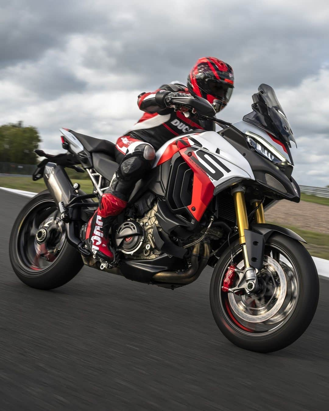 Ducati Japanのインスタグラム：「発表、新型ムルティストラーダV4 RS。最もハイパフォーマンスでエクスクルーシブなムルティストラーダ。  新型ムルティストラーダV4 RSは、ドゥカティのDNAを極限まで引き出し、かつてないレベルのエキサイティングな走りを実現。スリリングなコーナリングが繰り返されるトラックでその真価を発揮します。  軽量素材、洗練されたテクニカルソリューション、そして個性的なスタイル。  シリアルナンバー入りモデルとして生産されるこのモデルは、MotoGP由来のモチーフが入ったアイスバーグ・ホワイトのカラーリングと、エクスクルーシブなデザインが、周囲の注目を集めます。  テクノポリマー製の新しいテールは、パッセンジャー用のグラブハンドルと一体化。ステアリングヘッドには、ブラックアルマイト仕上げのプレートが装着され、ゼッケンナンバーが刻印されます。  このパフォーマンスに特化した、エキサイティングなモーターサイクルは、パニガーレやストリートファイターと同じ、180psの1,103ccデスモセディチ・ストラダーレ・エンジンを採用。  ユニークで紛れようもないドゥカティ・サウンドを実現するアクラポビッチ製サイレンサー、チタン製サブフレーム、オーリンズ製スマートEC 2.0セミアクティブサスペンションに加え、アーバン、ツーリング、スポーツ、レースの4つのライディングモードを備えた最新エレクトロニクスを搭載しています。  ドゥカティの情熱は常に新たなゴールを探し求めて、決して妥協することがありません。ムルティストラーダV4 RSの誕生がそれを示しています。  何を選択すべきかは明らかです ― "全て"です（Choose It All）。  詳細はドゥカティ公式Webサイトからご覧ください。  #ムルティストラーダ #Multistrada #ムルティストラーダV4 #ムルティストラーダV4RS #MultistradaV4RS #ツアラー #アドベンチャーバイク #ドゥカティワールドプレミア #DucatiWorldPremiere #DWP2024 #ドゥカティ #Ducati #20YearsofMultistrada #ChooseItAll」