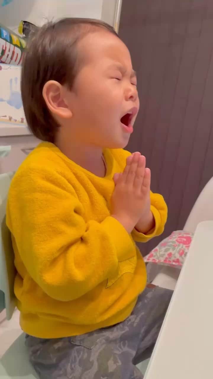 キャンヒロユキのインスタグラム：「120%のチカラで、幼稚園で習った「食事前のお祈り」を披露するうちのワラバー。  お祈りって、もっと厳かなものだと思います。  #うちのワラバー #うたってみた #沖縄 #キャンヒロユキ #放送作家」
