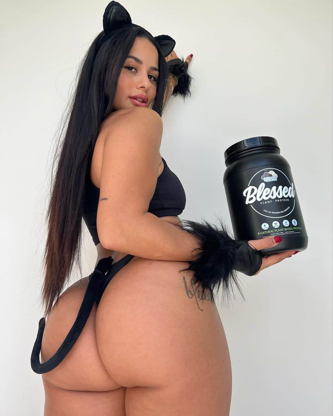 Katya Elise Henryのインスタグラム：「I would choose you in all nine lives 🐈‍⬛ 🖤   @wbkfit Annual Halloween sale is happening now! 👻 🎃 This year we are so excited that we added our new Mystery Boxes! 🔮 These bad boys are PACKED with all of the fan favorites! From supplements, apparel, KMP swimwear, gym equipment & even booty builder programs 👀 Feeling lucky?! 😏 link in bio — For all EHPLabs & Blessed supplements use code Katya10 to save 10% off your order.」