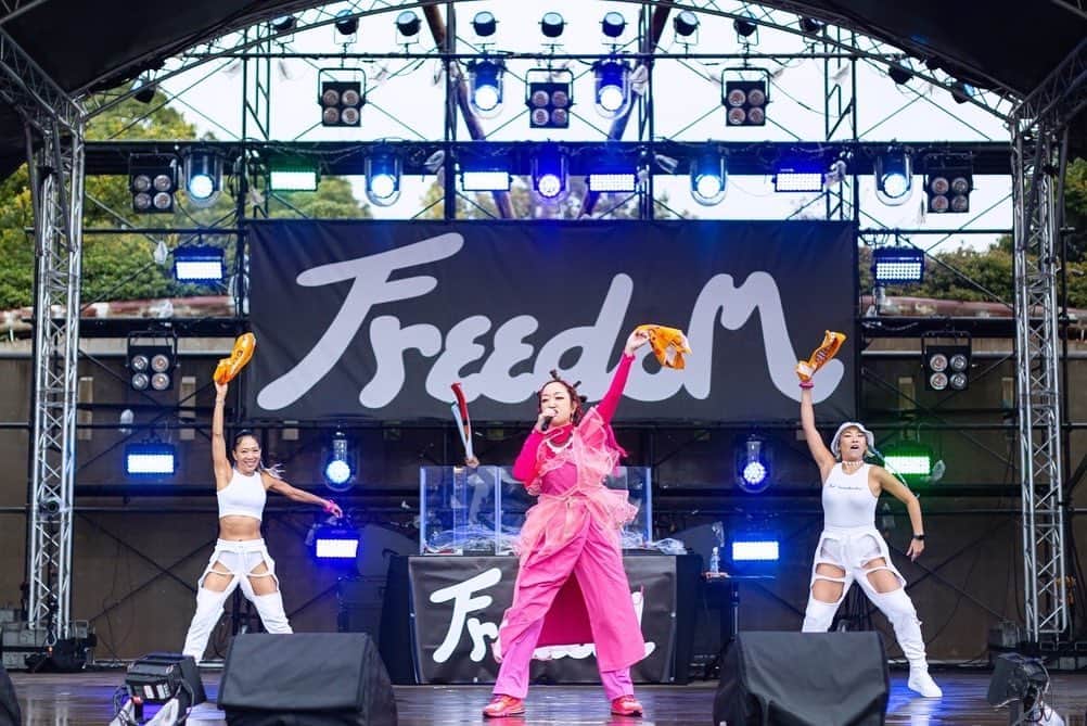 のインスタグラム：「🔥freedom BAY ステージ振り返り🔥 まだ雨がチラついてた会場 初っ端から華やかな衣装をまといVIBES全開でトップバッターの花を飾ってくれた歌姫lecca✨✨✨ この日freedom BAYの為に 考えてくれたセットリストは ヒットソング、代表曲を詰め込んだという贅沢なセットリスト‼️ 楽曲の良さ、それを楽しめるショーのスタイル"オンナマタヂカラ"とのダンスも最高に楽しめる！ダンスホールレゲエの要素もありつつJPOPとしても良い曲にデキルのは凄い！　"みんな自分が1番大事でいいんだよ" 心を自由に解き放つパワーメッセージが響く♡ 初っ端から熱い熱い最高のスタートを切ってくれたlecca ありがとう‼️  朝の雨で、足元悪い中、最初からステージにかぶりついてくれてた熱いオーディエンス達の顔も忘れられない！改めて最高の日の始まりに心に火がついたよ！大感謝🔥」