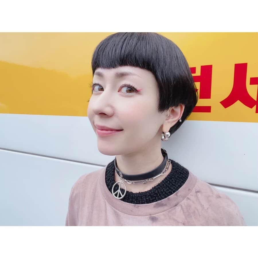 木村カエラのインスタグラム：「neon pink eye line🩷  @produce101japan_official」