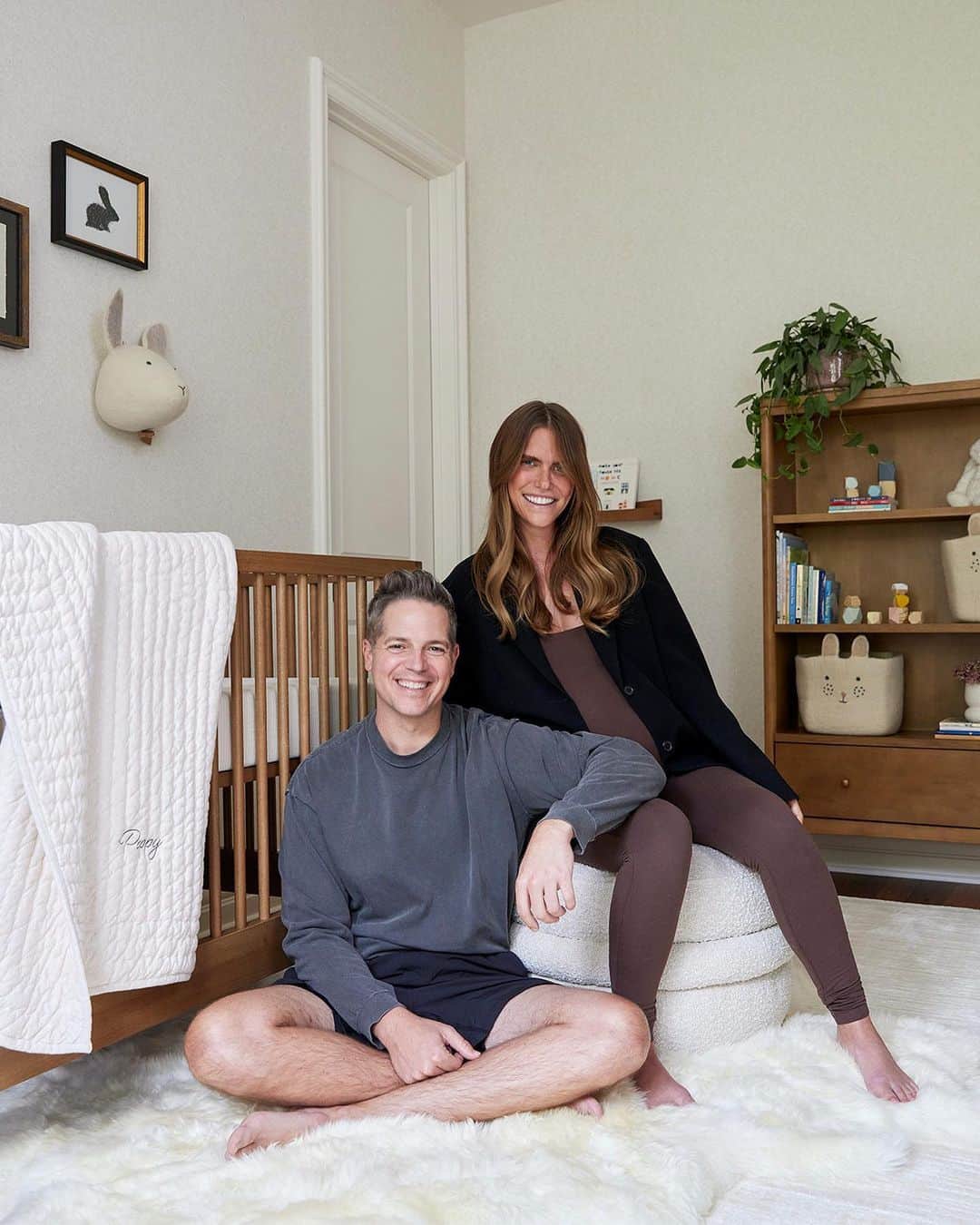 ジェイソン・ケネディのインスタグラム：「BIG NEWS: TV host @thejasonkennedy and his wife, author @thelaurenkennedy, just had baby #2, a girl named Poppy! They worked with @crateandkids design pros before her arrival to transform their guest room into a serene space.  “We knew we wanted a cozy, peaceful space that would flow with the rest of our house,” says Lauren. “And we were excited to celebrate our son, Ryver, becoming a big brother!”  Swipe for the full tour. →  #NurseryDesign #Nursery #Crib #NurseryInspo」