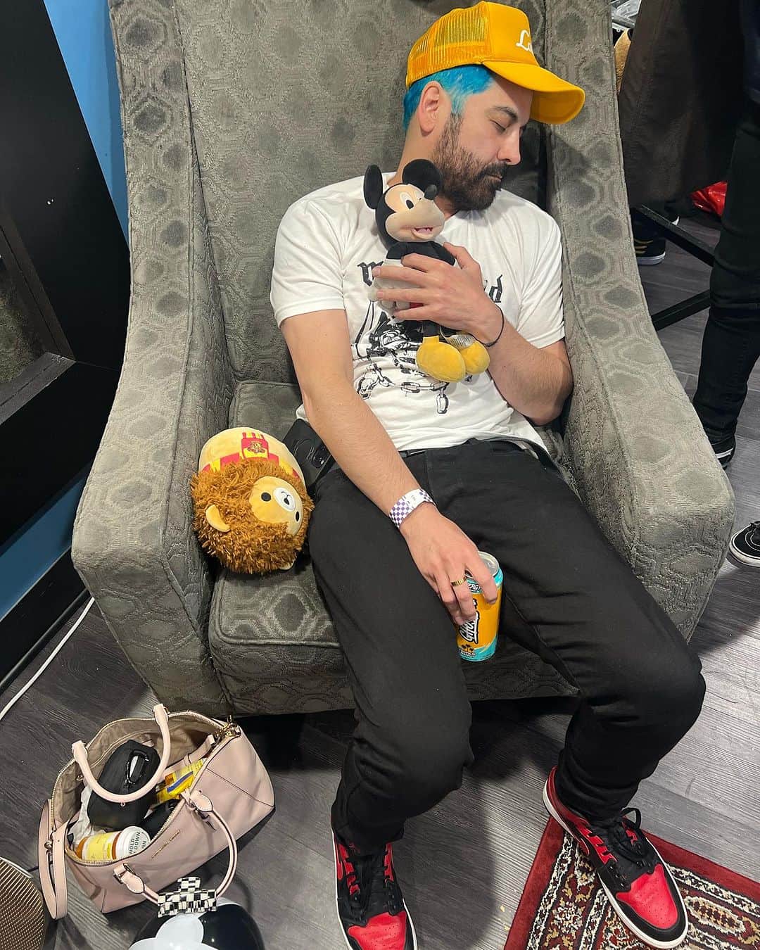 Zebraheadのインスタグラム：「We’re not sure what’s happening here with @alionelouder but at least he’s resting for tonight’s show at @hobanaheim with our pals @litbandofficial @fenixtx @nightslikethieves . We’re on at 9:20 tonight and there might be a few tickets left so you still have time!  Don’t blow it by staying home, come party!  #zebrahead #lit #fenixtx #nightslikethieves #hobanaheim」