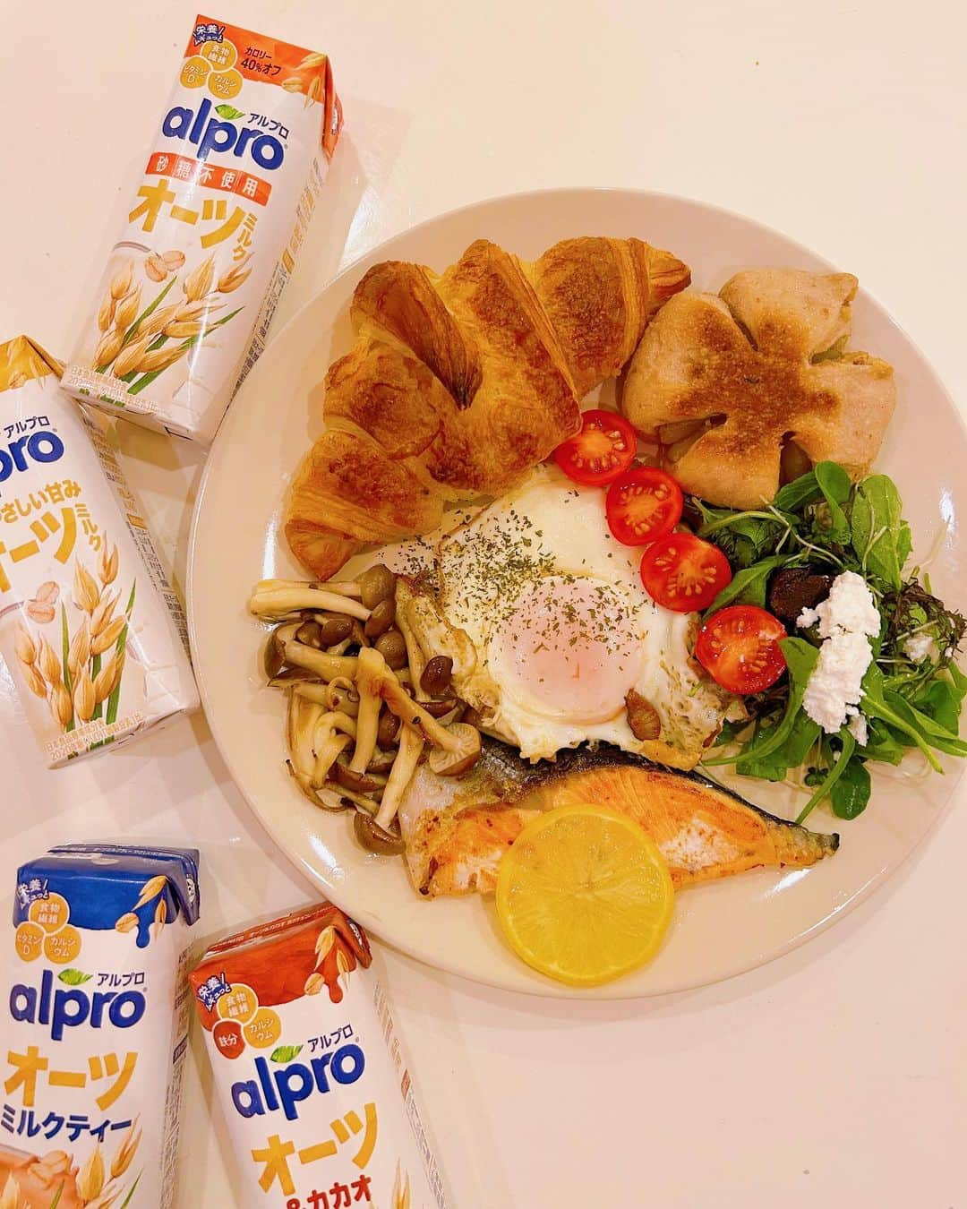 中村江莉香のインスタグラム：「#私の朝ごはん @alpro_jp PR  ワンプレートご飯は楽ちんです♡ オーツミルクで食物繊維たっぷり♡  #毎朝飲む #アルプロ 🥛 朝食にぴったり🥣砂糖不使用が特に良い🤍🩵  #erica_cook 🧑‍🍳  #オーツ麦の甘さだけ #おすすめドリンク #美容 #砂糖不使用 #オーツ＆ #カカオ #ミルクティー どれもとってもお気に入り♡ #オーツミルクドリンク #オーツ麦 #朝食 #朝ごはん #breakfast #モーニング #おうちごはん #パン #トースト #あさごはん #朝ごパン #朝ご飯 #暮らし #morning #おはようございます #朝活 #朝時間 #腸活 #朝食プレート」