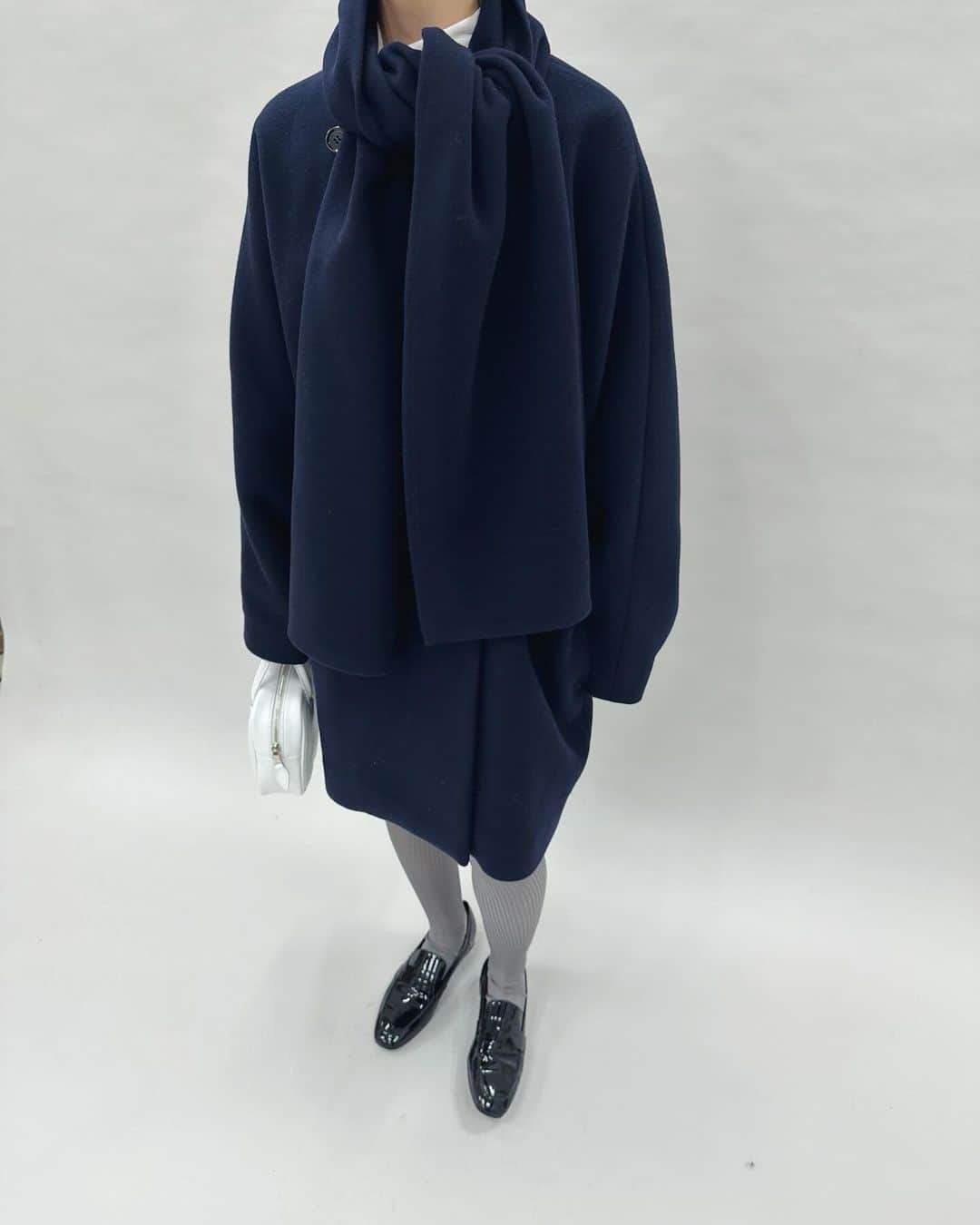 エディットフォールルさんのインスタグラム写真 - (エディットフォールルInstagram)「. EDIT.FOR LULU new coat 10.21 11:00 new in  mossa cape coat ¥74,800 tax in  同素材のケープのついた、ハーフコートです。  イタリアの老舗紡績メーカー、BELLANDI社のモッサを使用。張りがあり膨らみもあるけれど、硬さや重たさのないとても軽やかな素材感です。 肌触りがいいので、ケープ部分もちくちくすることなく着用して頂けます。 ケープは釦による取り外しになっているので、シンプルなドルマンスリーブのコートとしても着用可能です。 釦と裏地はシックにブラックにしました。 華やかさもある綺麗なブルーネイビーの一色展開です。」10月20日 10時15分 - editforlulu_official