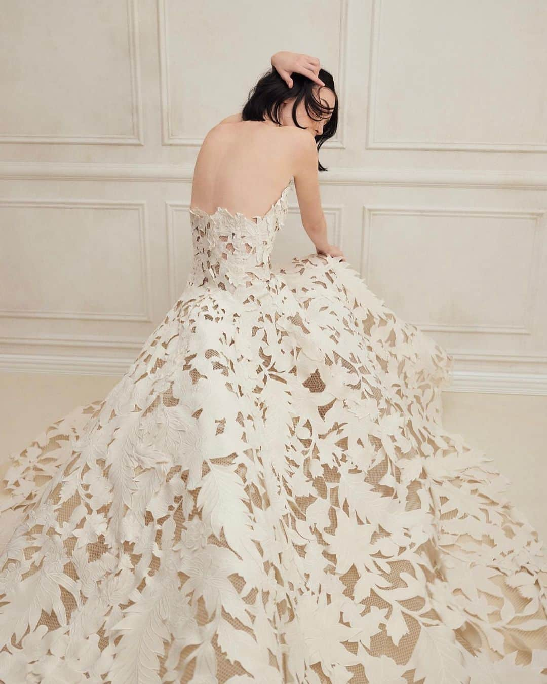 SOYOO BRIDALのインスタグラム：「.  2024 FALL SOYOO BRIDAL  SELECTION #6   @soyoobridal_official x @oscardelarenta 🏷️   Say “I do”_ for the modern bride🌹  #soyoobridal_exclusive🔖   #역시는역시🙌 #최고의브랜드 #소유브라이덜 #오스카드라렌타 #2024fall #justlaunched #justordered✍️ #내년봄에옵니다 💫」