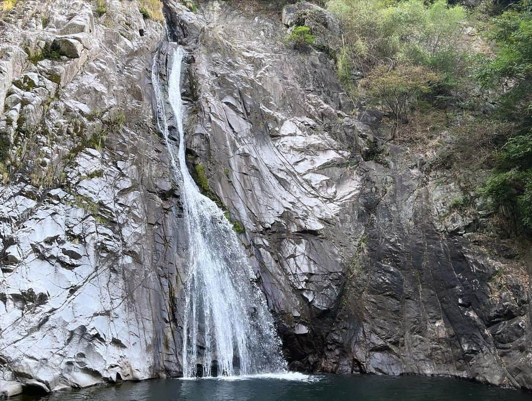 納谷健のインスタグラム：「山登って滝見てきた #布引の滝 帰りはロープウェイではしゃぎました  涼くん、サムさん ありがっと☺️」