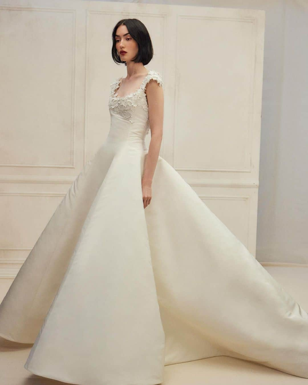 SOYOO BRIDALさんのインスタグラム写真 - (SOYOO BRIDALInstagram)「.  2024 FALL SOYOO BRIDAL  SELECTION #6   @soyoobridal_official x @oscardelarenta 🏷️   Say “I do”_ for the modern bride🌹  #soyoobridal_exclusive🔖   #역시는역시🙌 #최고의브랜드 #소유브라이덜 #오스카드라렌타 #2024fall #justlaunched #justordered✍️ #내년봄에옵니다 💫」10月20日 10時18分 - soyoobridal_official