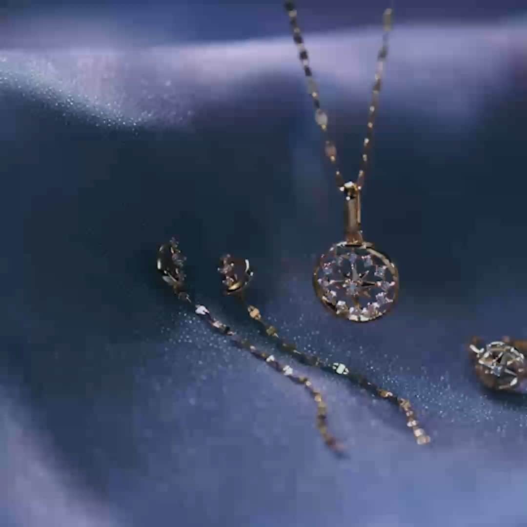 ジュエリーツツミPRのインスタグラム：「2023Winter Collection『Cosmic Forces』、10/20（Fri.）発売開始です。 さまざまな天体をモチーフにデザインしたコンテンポラリーなジュエリーのコレクションで、宇宙の神秘を感じてください。 カジュアルにも、フォーマルにも映えるアイテムなので、ぜひ、ワードローブに加えてください。 オンラインショップへは、プロフィールのURLから飛べます♪ ⇒www.tsutsumi.co.jp」