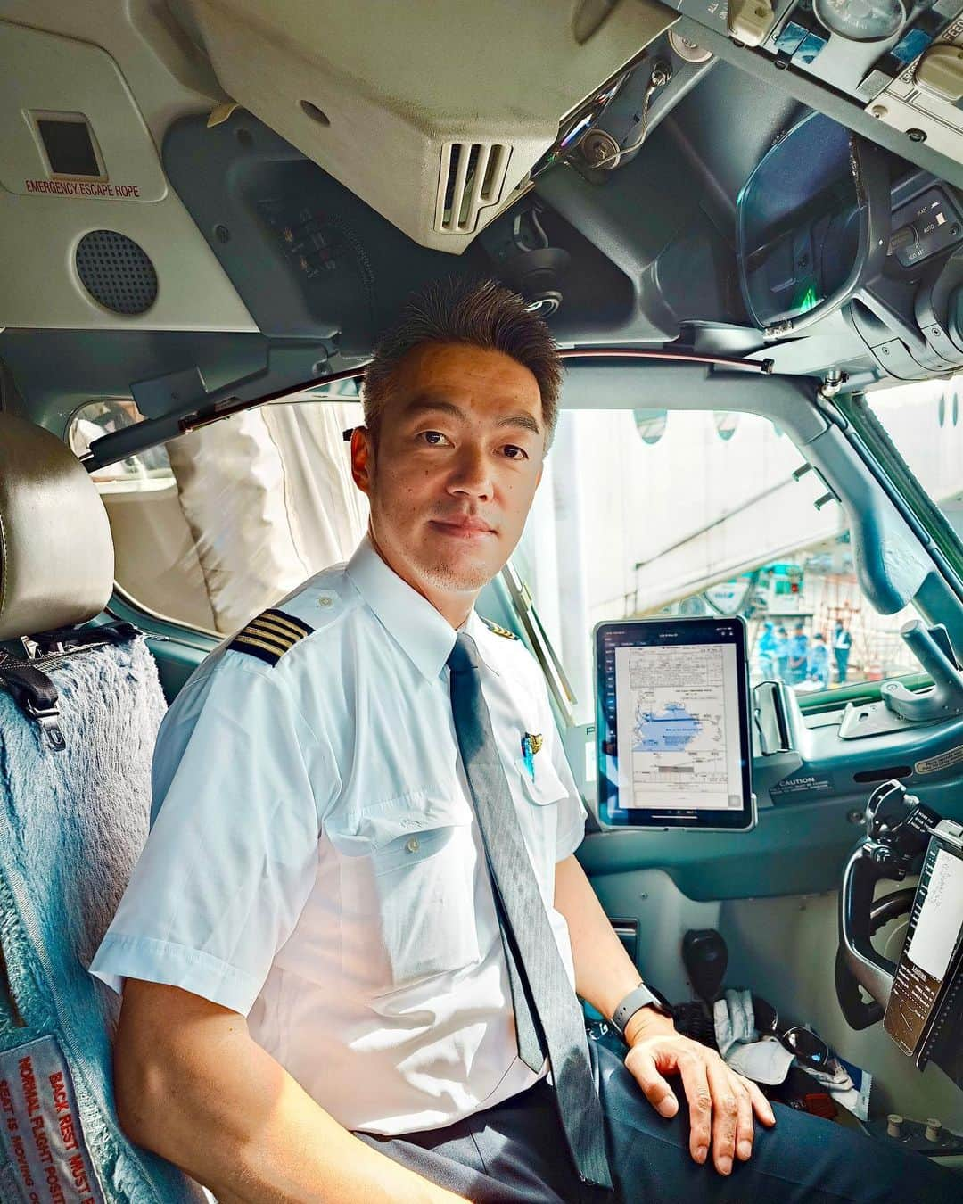 ANAさんのインスタグラム写真 - (ANAInstagram)「皆さま、こんにちは。ボーイング737機長の田中です👨‍✈️ 今回は羽田空港に設定されている、日本で唯一の着陸進入方式であるLDA進入方式を紹介します。(LDA：Localizer Type Directional Aids)   現在羽田空港には4本の滑走路が存在しますが、そのうち東西横向きやや斜めに走るB滑走路とD滑走路を使用してLDA進入は設定されています。羽田空港における南風運用時の主たる進入方式はこのLDA進入と言って良いでしょう。 また南風が頻繁に吹く夏場に実施されることが多く、今年の夏も多くの飛行機がこの進入で羽田空港に着陸しました。  今回皆さまにLDA進入方式を紹介したい理由は一般的な直線進入と違い、LDA進入は進入経路のままでは滑走路に向かって真っ直ぐに着陸できないからです。1000ft未満の低高度でパイロットの手動によって旋回し、滑走路に真正面に向かって着陸する技倆が問われます。 そうです、パイロット冥利につきるのです。しかもそれを大都会の大空港である羽田で出来るのです。  冬が近づくにつれてLDA進入の機会は減っていきますが、今年の夏も我々パイロットの技倆の維持向上に役立っていたと思います。ご搭乗の際には夏に自信をつけた将来の機長たちが操縦を担当しているかもしれません。 引き続きANAでの空の旅をお楽しみください！✈️✨  #allnipponairways  #pilot #パイロット #飛行機 #フライト #flight」10月20日 10時19分 - ana.japan