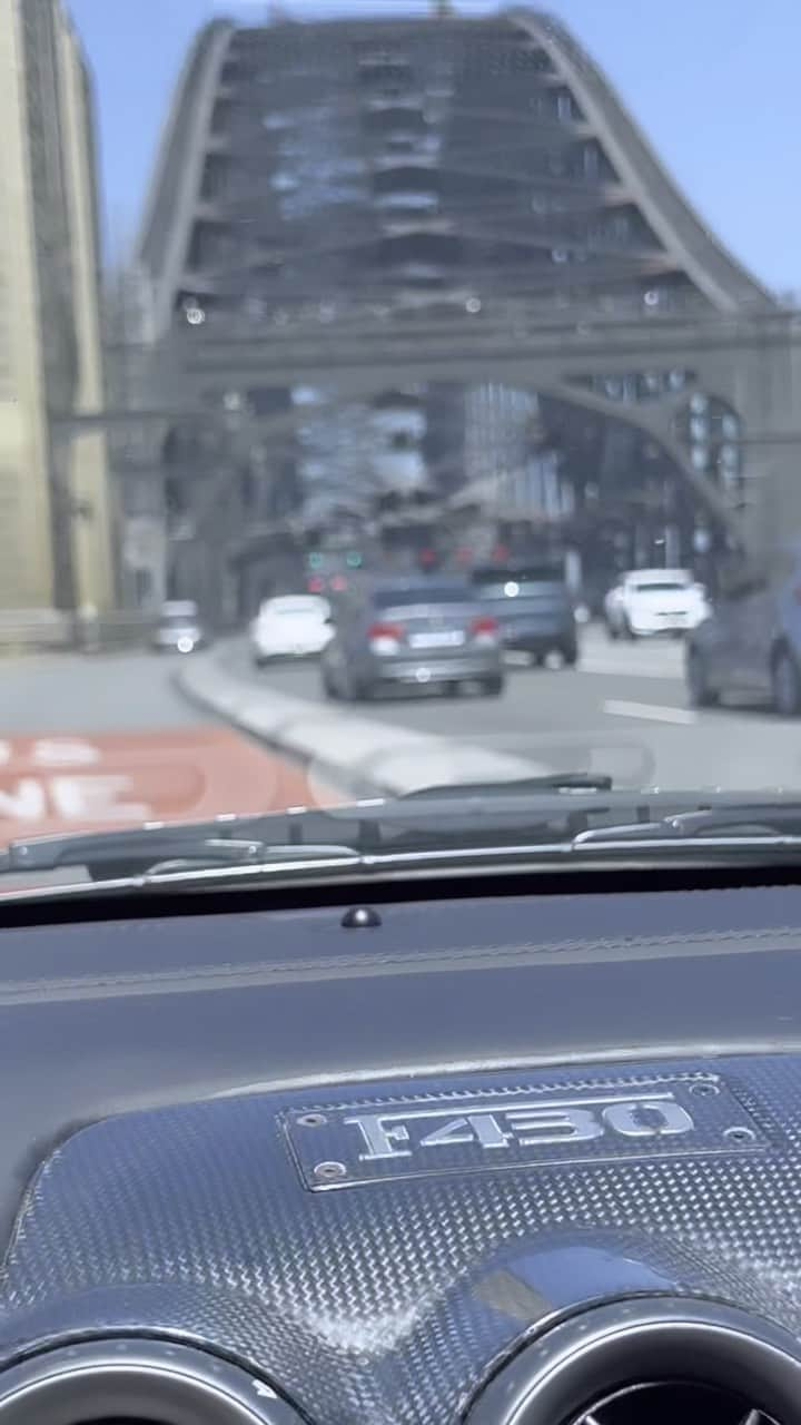 マヌー・ベネットのインスタグラム：「Sydney Harbour Bridge #ferrarif430」