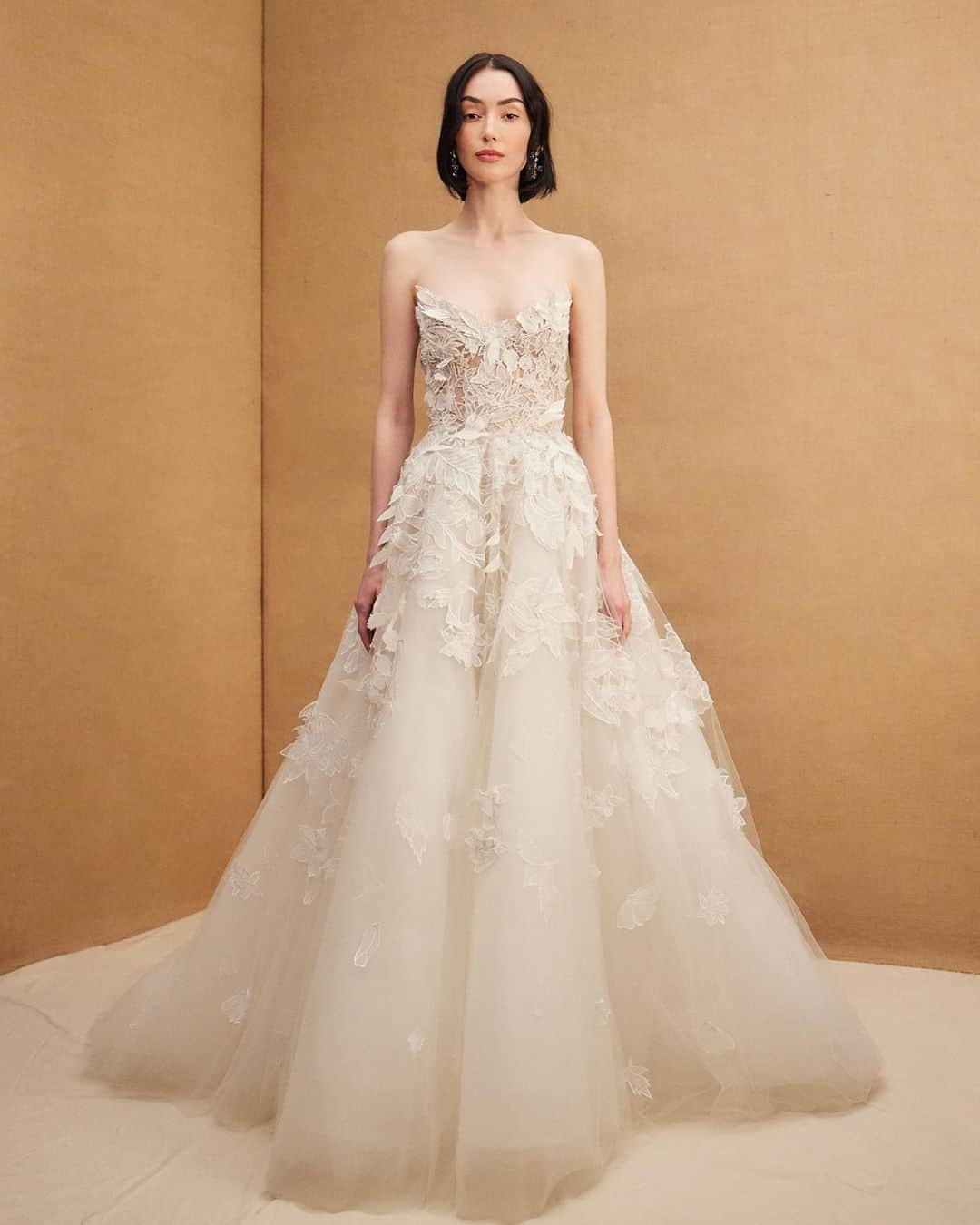 SOYOO BRIDALさんのインスタグラム写真 - (SOYOO BRIDALInstagram)「.  2024 FALL SOYOO BRIDAL  SELECTION #6   @soyoobridal_official x @oscardelarenta 🏷️   Say “I do”_ for the modern bride🌹  #soyoobridal_exclusive🔖   #역시는역시🙌 #최고의브랜드 #소유브라이덜 #오스카드라렌타 #2024fall #justlaunched #justordered✍️ #내년봄에옵니다 💫」10月20日 10時27分 - soyoobridal_official