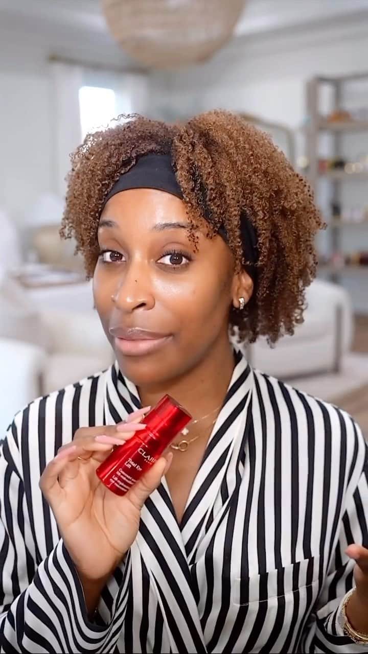 CLARINSのインスタグラム：「Total Eye Lift has it all. A lot of nature, a little bit of science, but more importantly a lot of moisture, and is @jackieaina approved!   #clarins #eyecreams #undereyes #totaleyelift」