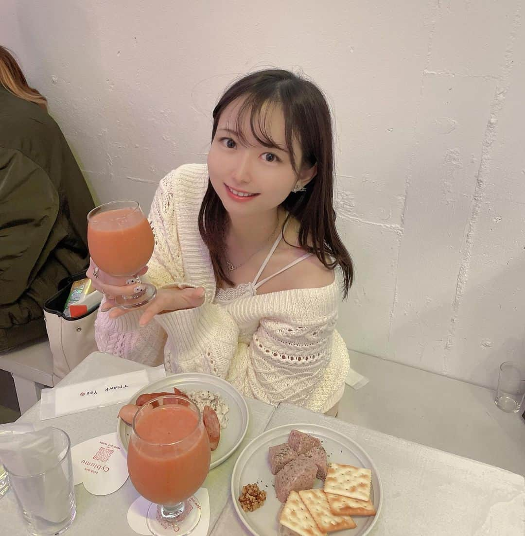 大崎菜々子さんのインスタグラム写真 - (大崎菜々子Instagram)「・ 渋谷にあるbeer bar Cyblumeさんに行ってきました🍻  種類豊富なクラフトビールに、推しカラーにもなるビアカクテルがあります🍸  店内はアイドルさんの写真や音楽が流れててアイドル好きにはたまらん空間💗💭  苦いビールが苦手な人でもビアカクテルで推し活できちゃうよ😘  フードも美味しくて、色んな種類のビールが楽しめるのでぜひ行ってみてね‪(っ ॑꒳ ॑c)✨  PR @cyblume #cyblume #シブリウム #クラフトビールバー #アイドルミュージック #渋谷クラフトビール #東京クラフトビール #渋谷バー #映えビール」10月20日 10時33分 - nanako_19970411