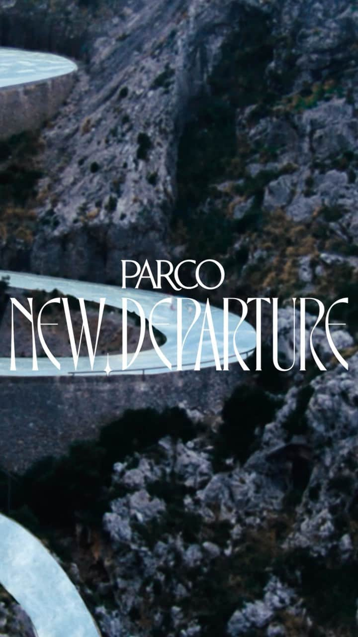 福岡パルコのインスタグラム：「PARCO 2023 AW SEASON /WINTER  ----------------------------  NEW DEPARTURE  季節の美しさを謳歌するトンボ。 生きるために働きつづけるアリ。 二人は出会い、新しい世界に旅立ちます。 四季を通して紡がれるのは、 窮屈さを乗りこえ、新しい道をさがす物語。 わかり合い、与え合うことで見つかる、美しい世界。 そこで出会う刺激とインスピレーションが、 人生にみずみずしく彩りをそえる。 いま、新しい出発を祝福しよう。  ----------------------  パルコの 2023 年 AW シーズン広告 WINTER が 10 月 20 日（金）公開されました。  クリエイティブディレクターには、2023SS Dior キャンペーンムービー『a baroque dream』や Harry Styles 『As It Was』の MV を手掛けた気鋭映像監督 Tanu Muino（タヌ・ムイノ）を SS シーズンに引き続き起用しています。  2023 年シーズン広告で描かれるのは、『トンボとアリ』*（*『アリとキリギリス』のウクライナ版）をモチーフに、春夏秋冬４つの季節を通して紡ぐ物語です。  1 月に公開された SS シーズン広告では美しい自然とモダンな建造物の中で季節を謳歌するキャラクターたちの姿が、今回公開された AW シーズン広告では、ひとりぼっちになったトンボがアリと出会い、互いに持っていなかったものを与え合い、新しい世界に飛び出す姿が描かれており、SS・AW を通して約 5 分間の一つの物語が完結しました。  さらに広告内の衣裳では、VELDON SALIM（ヴェルドン サリム）や IBRAHIMA GUEYE（イブラヒマ ゲイエ）など、世界的に注目を集めるアップカミングなブランドを使用。パリ、ロンドンからウクライナ、ジャカルタ、セネガルまで様々なルーツを持つファッションが物語を鮮やかに彩ります。また 2023 年のトレンドファッションであるシアー素材を用いたセンシュアリティスタイルや、トレンドカラーのチョコレートブラウン、レッドなどを取り入れ、ファッションの楽しさを表現しました。  https://parco.jp/style/」