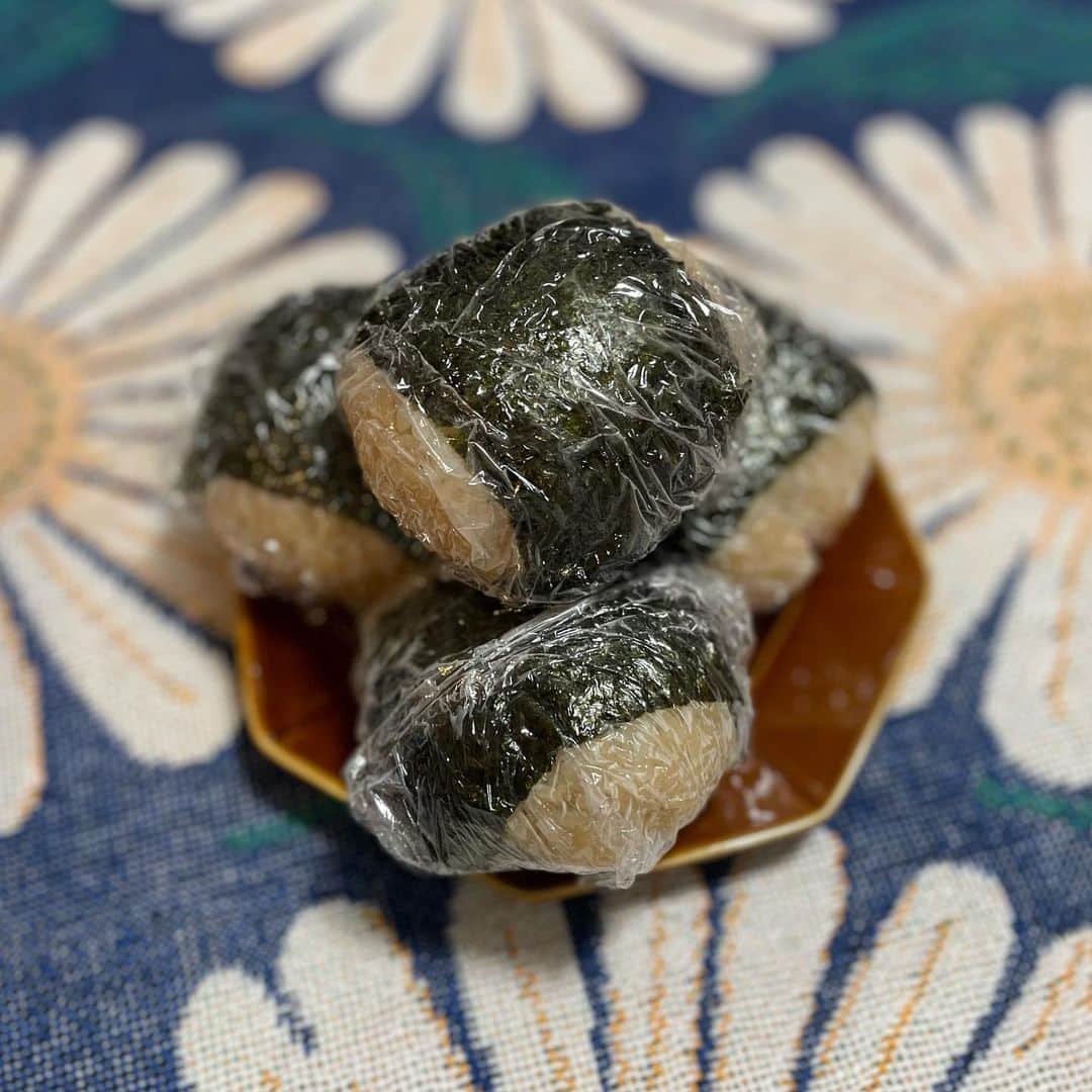 紺野栞のインスタグラム：「稽古に持って行ってた手作りおにぎり🍙」