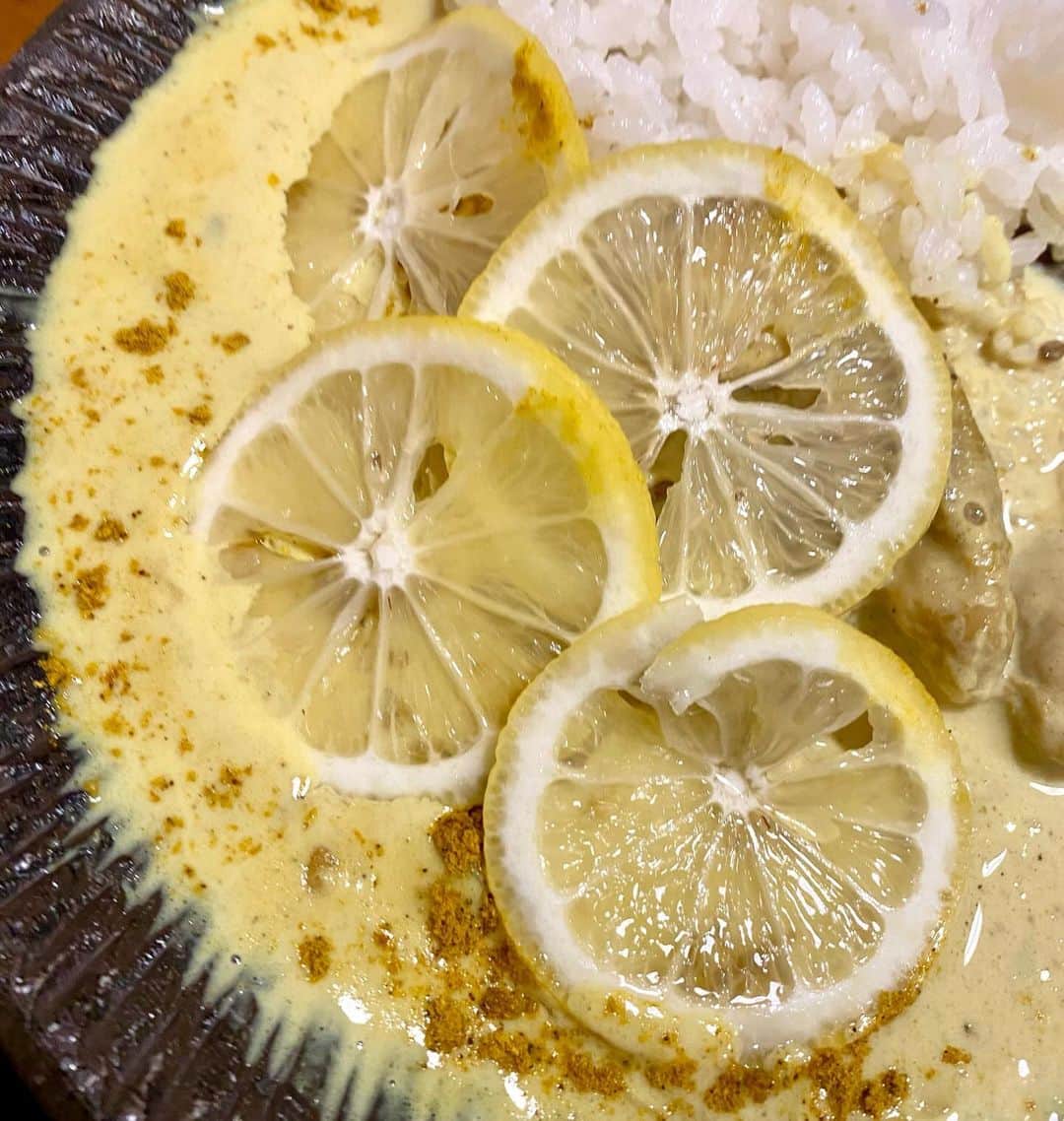 江口寿史さんのインスタグラム写真 - (江口寿史Instagram)「昨日の天壺、カレーの日は３度め登場(ぼくは２度め)のレモンクリームカレー。今回のは前回までの白っぽい色に比べると、その名のとおりレモン色に近くなってる。味もさることながら、見た目にもさらに改良を加えてレベルアップした感。美味しかったです。今後は月に一度の定番メニューになるそう。未食の人、カレー好きの人はインスタ(@amatubo314 )のアナウンスに目をこらして是非一度！」10月20日 10時38分 - egutihisasi