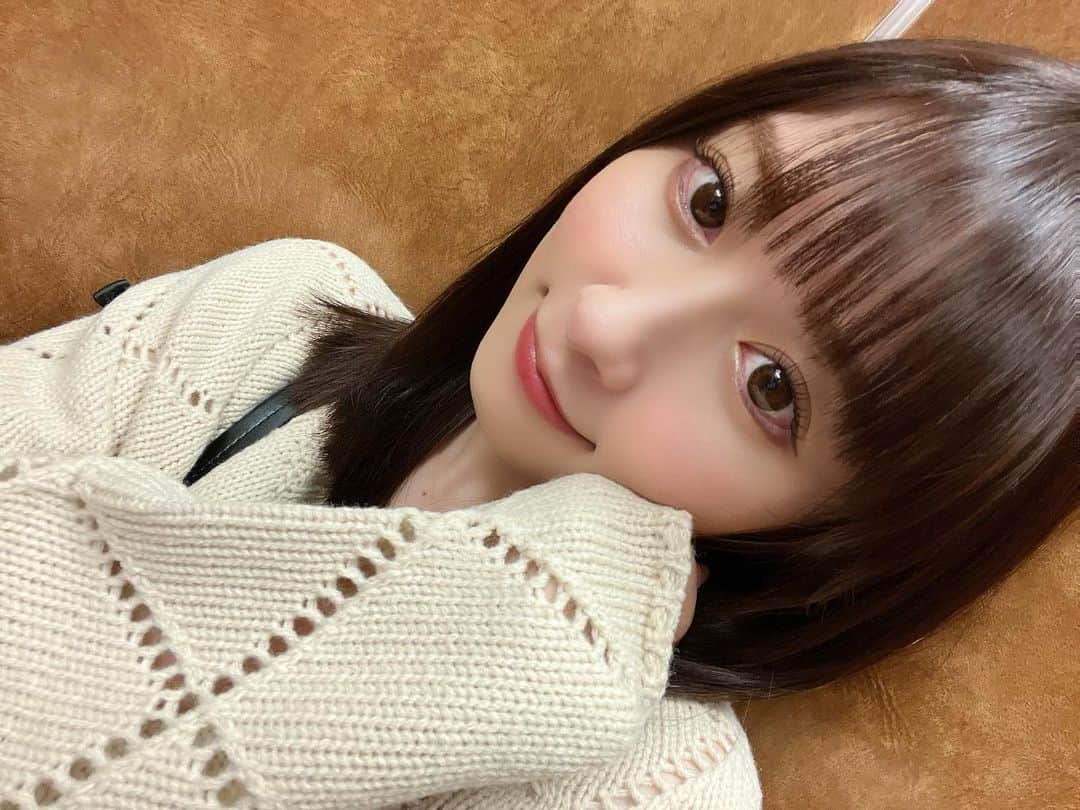 のインスタグラム：「🍂  秋なんでね、髪色暗くしました！  今日はファンクラブについて話そうかな✨  10/23の20時から あげファンズのプラットフォーム内で 私のファンクラブが開設します✨✨  やっとだー！！！嬉しいーーー🎉  「ファンクラブを作りたいです！」  と、お願いしてから2年以上かかったと思います。  でも、時間をかけた分 皆さんに楽しんでいただけるようなものが 出来たんじゃ無いかなと☺️  ❮ なるせかい。❯  と、名付けました。  これは、私にファンクラブが出来たら いつか絶対この名前にしようと思っていたの！  私がデビューしてから15年の月日を 共に歩んでくれているファンの方がね☺️？  まだまだひよっこだった私のイベントに 来てくれていて いつしか自分達(？)のことを 〖成瀬会〗と名乗っていたの。  その人が自分で言ってるだけだから( その事を知らないファンの方のほうが 多いとは思うんだけど。笑  でもなんか 活動していく中で私は その〖成瀬会 〗って文字が くすぐったくて嬉しくて とても大切なものだったの。  その人達がいるから今の私があるし 今も見守ってくれているから 私はここから離れたく無い！って強く思うしね。  だからいつか 自分にファンクラブが出来た時 この名前にしよう！！って 心に決めていたんだ☺️  字面が漢字だとなんか強いから ひらがなにさせてもらったよ🤣  だからこれからは沢山の方に 愛される❮ なるせかい。❯ になれたらいいな✨  もう最近は  これファンクラブに載せよー あ！この動画もファンクラブに載せよー  ばっかりだよ🤣  なんだろな。  インスタもXもとても大切で 自分自身を出してるつもりだけど やっぱりどんな方にも目にしてもらえる とてもありがたいSNSと ファンクラブの中の自分はきっと少し違くて  実家に帰ってきました的な？(  伝わるかな🧐  とにかく 飾らない自分を沢山見てほしいし 今まで見せなかったところも 出していきたいなーなんて。  インスタの写真と全然違うじゃん！  なんて余裕であると思う😆  でも、それも私だから 受け止められる方はぜひ入ってください。笑  無料のプランもあるんだよ！  なんなら沢山無料で遊べるの！ だから私の無料プランも 皆さん是非是非見てー🥺✨  有料プランは それこそ素の私満載だし ちょっとアレなやつも載せようかな？ん？  はーーー、楽しみだなぁ。  ファンクラブのみんなとのイベントとか そういうのも企画していくよ！オフ会的な！  やりたい事沢山！  成瀬さんの熱量だけちょっと違うんですよね🥹  ってスタッフさんに言ってもらったからには ガンガン盛り上げていくから ぜひ楽しみにしていてもらえたら嬉しいな！！！  写真やムービーやストーリー そしてファンクラブ限定のライブ配信もできるんだ🙌  話したいことはまだまだあるけど 長くなりそうだから、少しずつ話していくよ⚯̫  また23日にもお知らせしますね☺️」