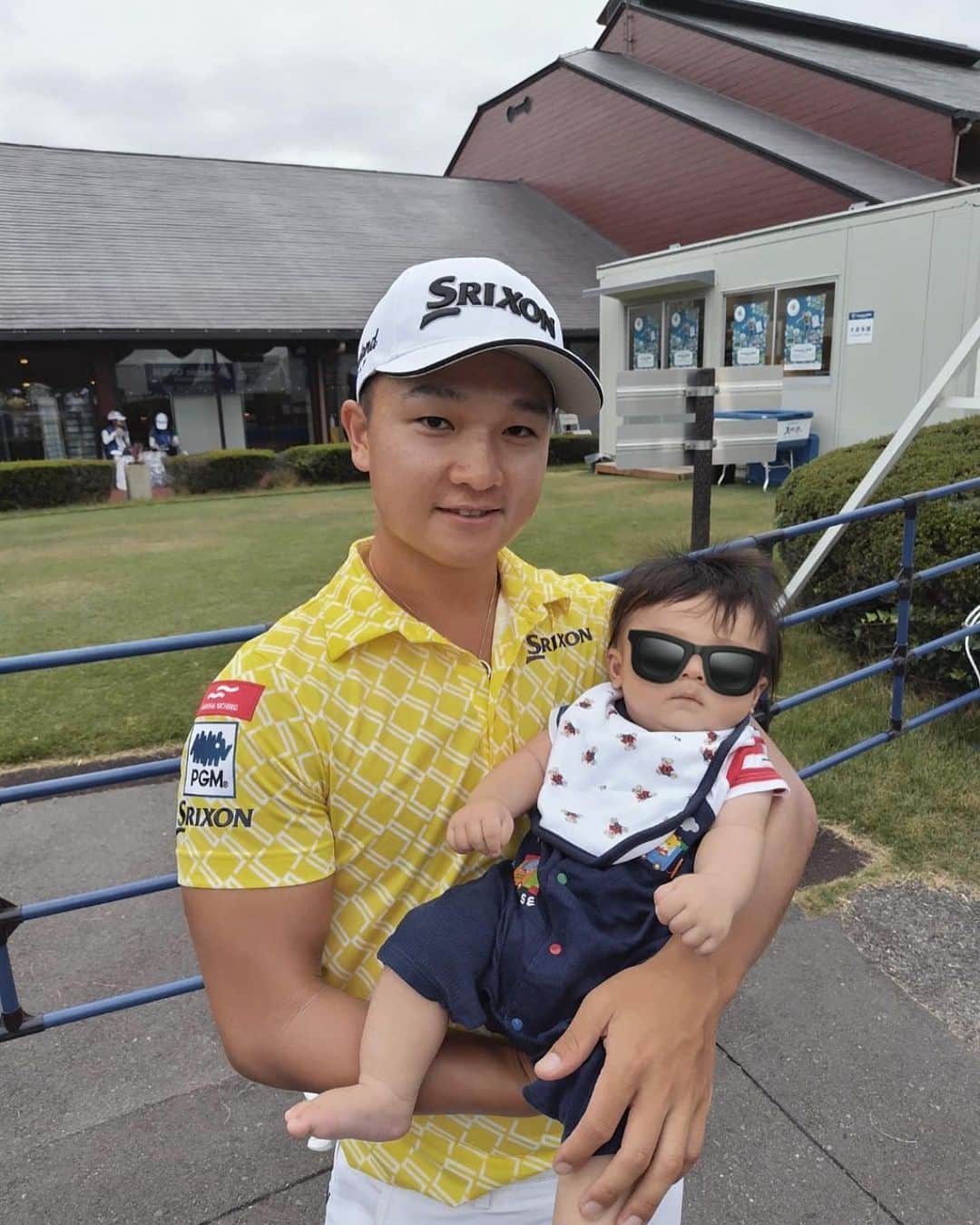 武井玲奈のインスタグラム：「パパの応援！！⛳️  お利口さんにしてくれてるから 4日間でも18ホール抱っこ紐で まわることができてる現状  私自身ゴルフ全く知らないけど 観戦するのはすごく好きだから いつまで一緒にまわれるかな〜って 毎回これが最後かな〜？ ってそわそわ(笑)  お利口さんにしてくれてる 息子に今は感謝ですな😂😂  #ゴルフ観戦 #べビスタグラム #パパの応援 #令和5年ベビー  #生後4ヶ月 #ママスタグラム」
