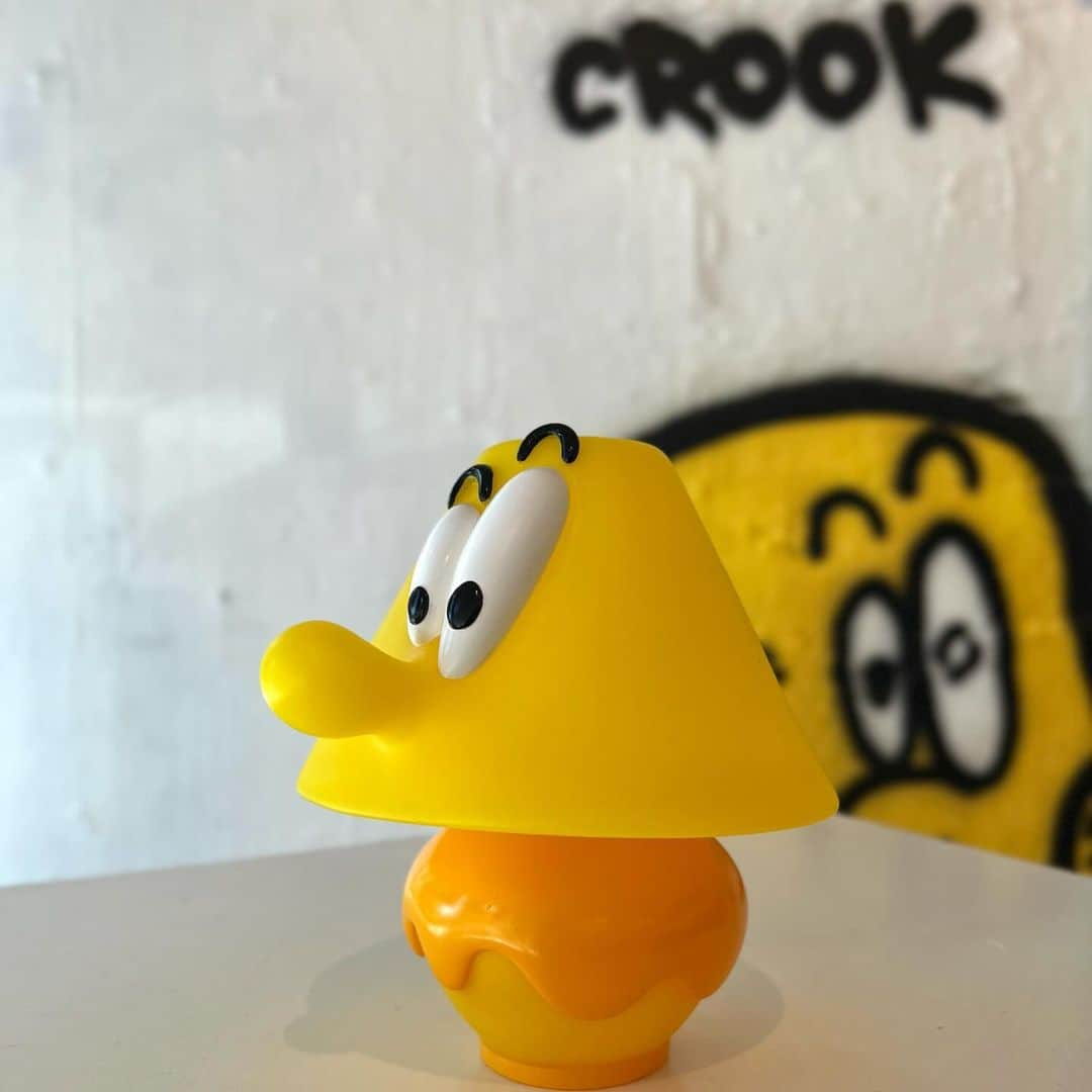 BEAMS Tさんのインスタグラム写真 - (BEAMS TInstagram)「… MAW  EXHIBITION  『CROOK』 at BEAMS T HARAJUKU 10.20（Fri）-10.29（Sun）  先日ロンドンの「MOOSEY ART」にて、東京を拠点に活動するアーティストMAWのアートショーを〈BEAMS T〉プロデュースで開催しました。そして今回、同内容のアートショーを10月20日（金）より「ビームスT 原宿」でも開催することが決定しました。 〈BEAMS T〉、FLEXX LEXの双方にリレーションのあるMAWの架け橋により実現した本展は、「まがる」「ねじれる」「不正直」「ひねくれた」などの意味を持つ“CROOK”をテーマに企画しています。ロンドンでの開催時同様、MAWが描くアイコニックなキャラクター「MikeL（マイケル）」の作品の展示・販売に加え、MAWのアートワークを落としたカプセルコレクションを同時リリース。Tシャツやフーディーと共に、ブランケットやピンバッジ、フィギュアなどもラインアップするほか、FLEXX LEXのアイコニックなスクリーンプリントも限定販売します。 また、初日の20日（金）19時よりレセプションパーティーも開催いたします。  Photograph @amy.warwick Movie @keisukeogawa.jp  @___maw___ @flexx_lex @beams_offcial @beams_t #maw #flexxlex #beams #beamst #crock #pr」10月20日 10時46分 - beams_t