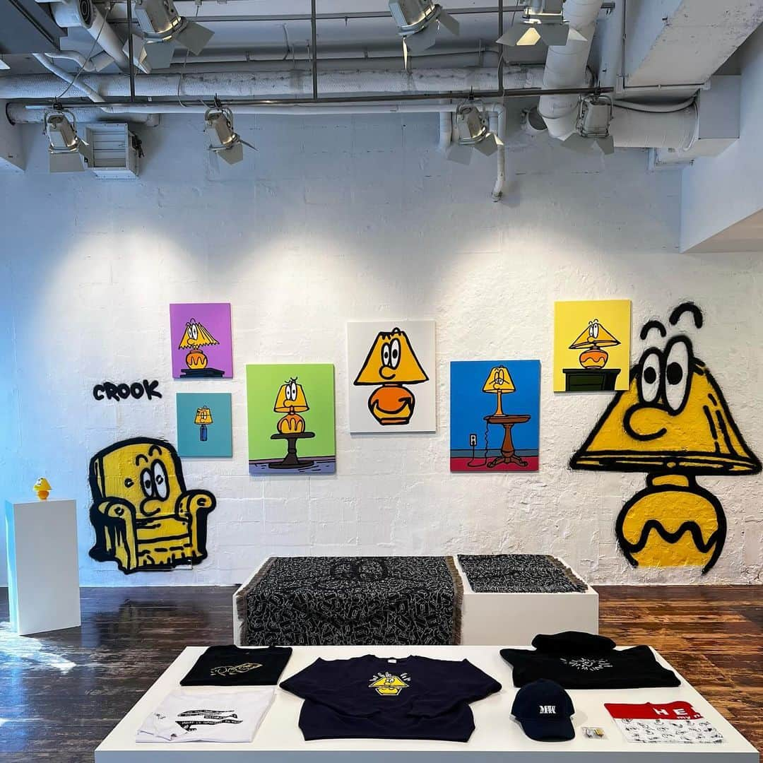 BEAMS Tのインスタグラム：「… MAW  EXHIBITION  『CROOK』 at BEAMS T HARAJUKU 10.20（Fri）-10.29（Sun）  先日ロンドンの「MOOSEY ART」にて、東京を拠点に活動するアーティストMAWのアートショーを〈BEAMS T〉プロデュースで開催しました。そして今回、同内容のアートショーを10月20日（金）より「ビームスT 原宿」でも開催することが決定しました。 〈BEAMS T〉、FLEXX LEXの双方にリレーションのあるMAWの架け橋により実現した本展は、「まがる」「ねじれる」「不正直」「ひねくれた」などの意味を持つ“CROOK”をテーマに企画しています。ロンドンでの開催時同様、MAWが描くアイコニックなキャラクター「MikeL（マイケル）」の作品の展示・販売に加え、MAWのアートワークを落としたカプセルコレクションを同時リリース。Tシャツやフーディーと共に、ブランケットやピンバッジ、フィギュアなどもラインアップするほか、FLEXX LEXのアイコニックなスクリーンプリントも限定販売します。 また、初日の20日（金）19時よりレセプションパーティーも開催いたします。  Photograph @amy.warwick Movie @keisukeogawa.jp  @___maw___ @flexx_lex @beams_offcial @beams_t #maw #flexxlex #beams #beamst #crock #pr」