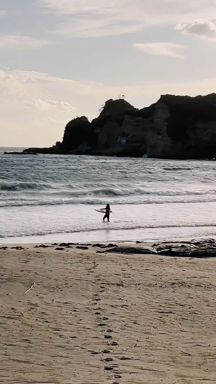 馬詰まほのインスタグラム：「Sunset surf🏄 板で何回も頭ぶつけて死んだけど☺︎☺︎ 最高なtripでした🫶🏼 @billabongwomensjp & @billabong_japan #pr  #chiba_trip #katsuura #newday」