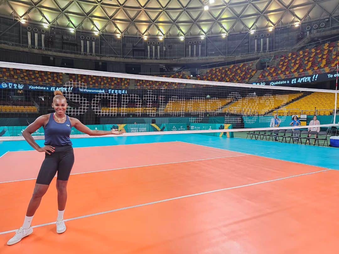 ベタニア・デラクルスのインスタグラム：「Ha sido un largo, difícil, exitoso y  gratificante camino  hasta llegar hasta aquí ☺️🤗 Dios ha sido muy bueno🙏🏾 Llegué a mis 5to y Últimos Juegos Panamericanos  2007- Mejor Anotadora 🏆 2011-Mejor Anotadora🏆 2015-Medalla de Bronce 🥉 2019-  Medalla de oro 🥇 -MVP -Mejor Atacante🏆 2023 ?? Con Dios 🙏🏾🙏🏾🙏🏾  AGRADECIDA 🥰 #BigBeth」
