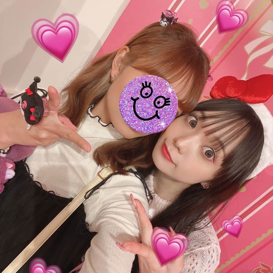 澤田美晴のインスタグラム：「金木犀の香りとキティちゃんの歌声で1日頑張れちゃう🎀🩷  お互いが大好きすぎる姉妹の写真を添えて...⭐︎笑」