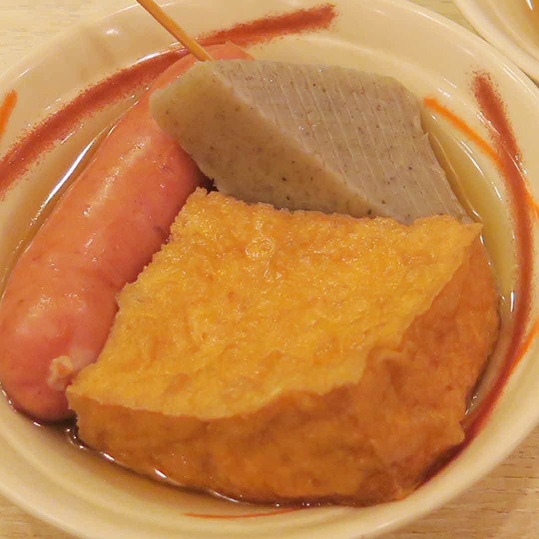 はなまるうどんのインスタグラム：「『はなまるうどん』のこだわり😆✨ 『おでん』がおいしい理由😋  ①おでんダネの旨味に負けないよう 　強めの特製出汁を使用  ②特製出汁がたっぷりしみ込んだ絶品おでんダネ  只今、販売店舗拡大中のため、 お店でおでんを見かけた方は ぜひご賞味ください🤗  ＃はなまるうどんのこだわり #おでん #はなまるうどん #はなまる #hanamaru #うどん #讃岐うどん #udon #お昼 #お昼ご飯 #ランチ #グルメ #おすすめ #テイクアウト」