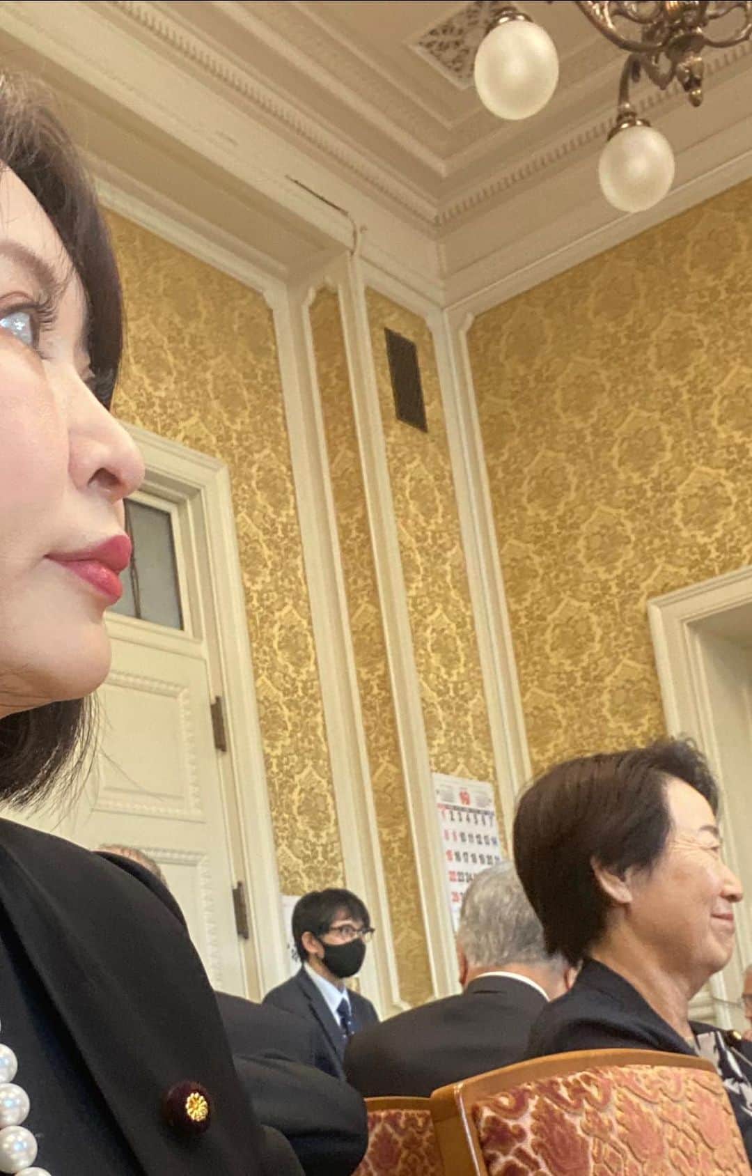 のインスタグラム：「本日から臨時国会が始まりました。 午前10時からの本会議の前の議員総会。 気を引き締めて頑張ってまいります。」