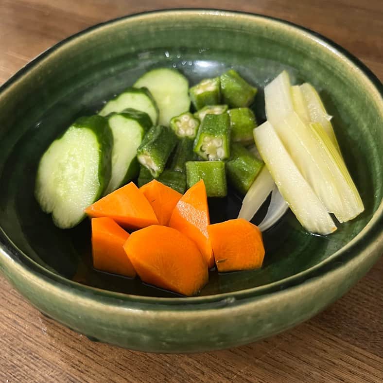 のインスタグラム：「………  ✨『　本日のぬか漬け　』✨  ⌘ きゅうりぬか漬け ⌘ にんじんぬか漬け ⌘ セロリぬか漬け ⌘ オクラぬか漬け  🥕🥒🧅🥦🍆🍄🌽🍠　🙌✨  ✨発酵生活✨をはじめてから 家族みんなが、健康になったなぁ✨と実感します🌱  今週末から、またグッと気温が下がるとの予報ですが🤧昼夜の温度差の変化などで、体調を崩さないように、免疫力をアップさせておきたいですね❗️  しっかり食べて、しっかりと身体を休める、自分を労ってあげる時間をつくってあげて下さいね🍃」