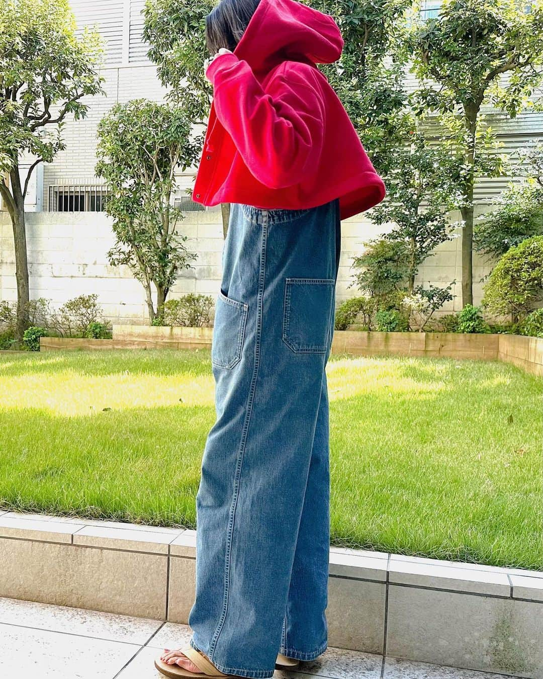 李ヒャンさんのインスタグラム写真 - (李ヒャンInstagram)「Tops/  SHORT PARKA(red) LAYERED TANK(white) ボレロのようなスウェットパーカー。 オーバーオール、ワンピなどとの相性抜群。 足長効果絶大です✌️ 丈が短いから赤はちょっと派手だし、、 って方にもぜひ取り入れていただきたいな♡ これ着て🌈🎙️いこw  *予約特典ありの予約会は23日(月)21時までです。  #fashion #style #dailyfashion #casualstyle #remake #herfee #herfee2024ss #herfee_official」10月20日 11時00分 - 73hyang