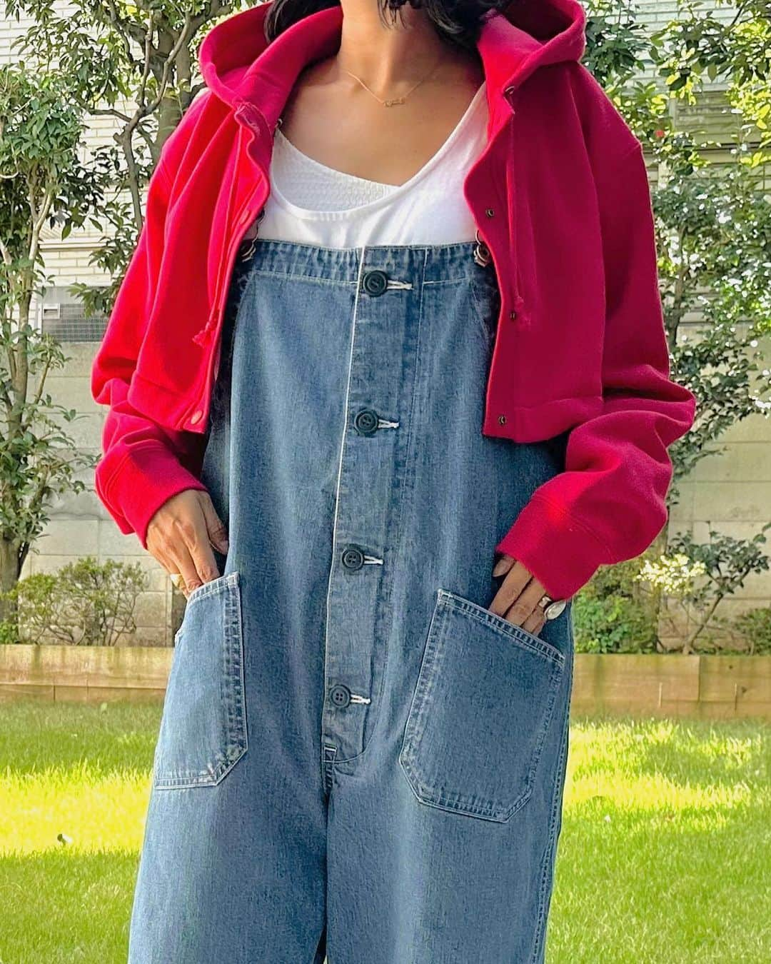 李ヒャンさんのインスタグラム写真 - (李ヒャンInstagram)「Tops/  SHORT PARKA(red) LAYERED TANK(white) ボレロのようなスウェットパーカー。 オーバーオール、ワンピなどとの相性抜群。 足長効果絶大です✌️ 丈が短いから赤はちょっと派手だし、、 って方にもぜひ取り入れていただきたいな♡ これ着て🌈🎙️いこw  *予約特典ありの予約会は23日(月)21時までです。  #fashion #style #dailyfashion #casualstyle #remake #herfee #herfee2024ss #herfee_official」10月20日 11時00分 - 73hyang