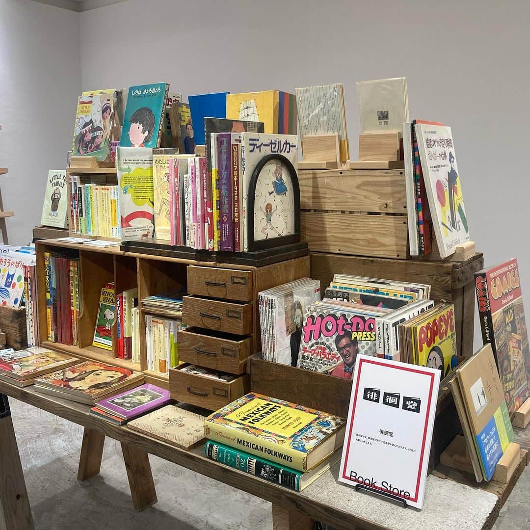 福岡パルコさんのインスタグラム写真 - (福岡パルコInstagram)「全国の刺激的な出版社・書店から本が集合する期間限定イベント 「BOOK PARK CLUB」本日より開催‼︎  「個性的な本から刺激を受ける書店を作りたい」という思いから昨年広島PARCOにて始まった本イベントが福岡PARCOで巡回開催いたします。  全国の個性的な中小規模の出版社や独自のスタイルで人気を集める県内外の独立書店から、なかなか出会えない希少で刺激に満ちた本が大集合！  ■タイトル：BOOK PARK CLUB ■会場：本館５Fパルコファクトリー ■会期：2023年10月20日(金)~11月5日(日)　10:00～20:30※最終日は18:00閉場 ■入場料：無料 ■主催：BOOK PARK CLUB実行委員会   ・個性的な本が揃うパブリッシャーズ 全国からユニークでインディペンデントなパブリッシャー（出版社）が⼤集合いたします。  ・ 本屋ブース 独⾃のスタイルで⼈気を集める独⽴系書店の店主がBOOK PARK CLUBに合わせて本をセレクト。 古本、新刊、ZINE等新しい発⾒や出会いを導いてくれる本がズラリ並びます。  ・福岡ゆかりの⼈たちが選んだ「推しの１冊」 「作るあなたが作られる本」 をテーマに福岡にゆかりのある、⽇頃なにかを作り、産み出している⽅々に選書をお願いしました。 あの⼈はどんな本によって作られている？  ・リソグラフZINE “Hand Saw Press”presents!! 誰にも頼まれてないけど自分が作りたいから作る制作物“ZINE”。手に取って開いてみたいZINEが一堂に販売するコーナーです。きっと一期一会の出会いが待っている！  ・リソグラフラボinBPC ZINE制作者に⼈気のデジタル版画ことリソグラフ機が会場内に登場！刷り上がるまでどんな⾵にできあがるかわからない印刷の原初的な楽しさを BOOK PARK CLUB来場の思い出とともにお持ち帰りください。  📚リソグラフで自分だけのZINEを作ろう！ワークショップ 10月20日(金)、21日(土)、22日(日)、28日(土)、29日(日)、11月4日(土)、5日(日) 参加費:500円 予約不要  #BOOKPARKCLUB #福岡パルコ #PARCO」10月20日 11時01分 - parco_fukuoka_official