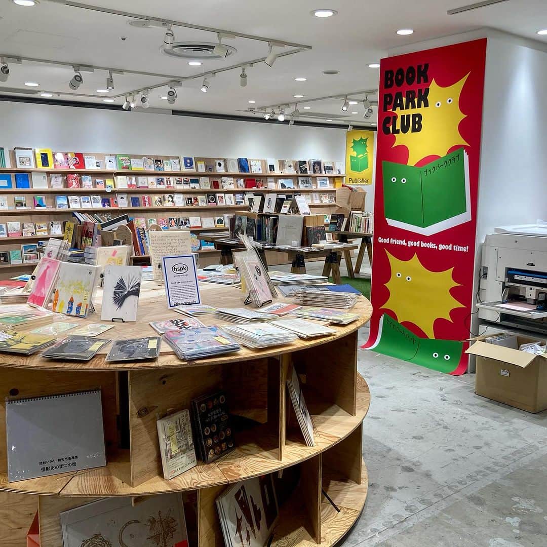 福岡パルコのインスタグラム：「全国の刺激的な出版社・書店から本が集合する期間限定イベント 「BOOK PARK CLUB」本日より開催‼︎  「個性的な本から刺激を受ける書店を作りたい」という思いから昨年広島PARCOにて始まった本イベントが福岡PARCOで巡回開催いたします。  全国の個性的な中小規模の出版社や独自のスタイルで人気を集める県内外の独立書店から、なかなか出会えない希少で刺激に満ちた本が大集合！  ■タイトル：BOOK PARK CLUB ■会場：本館５Fパルコファクトリー ■会期：2023年10月20日(金)~11月5日(日)　10:00～20:30※最終日は18:00閉場 ■入場料：無料 ■主催：BOOK PARK CLUB実行委員会   ・個性的な本が揃うパブリッシャーズ 全国からユニークでインディペンデントなパブリッシャー（出版社）が⼤集合いたします。  ・ 本屋ブース 独⾃のスタイルで⼈気を集める独⽴系書店の店主がBOOK PARK CLUBに合わせて本をセレクト。 古本、新刊、ZINE等新しい発⾒や出会いを導いてくれる本がズラリ並びます。  ・福岡ゆかりの⼈たちが選んだ「推しの１冊」 「作るあなたが作られる本」 をテーマに福岡にゆかりのある、⽇頃なにかを作り、産み出している⽅々に選書をお願いしました。 あの⼈はどんな本によって作られている？  ・リソグラフZINE “Hand Saw Press”presents!! 誰にも頼まれてないけど自分が作りたいから作る制作物“ZINE”。手に取って開いてみたいZINEが一堂に販売するコーナーです。きっと一期一会の出会いが待っている！  ・リソグラフラボinBPC ZINE制作者に⼈気のデジタル版画ことリソグラフ機が会場内に登場！刷り上がるまでどんな⾵にできあがるかわからない印刷の原初的な楽しさを BOOK PARK CLUB来場の思い出とともにお持ち帰りください。  📚リソグラフで自分だけのZINEを作ろう！ワークショップ 10月20日(金)、21日(土)、22日(日)、28日(土)、29日(日)、11月4日(土)、5日(日) 参加費:500円 予約不要  #BOOKPARKCLUB #福岡パルコ #PARCO」