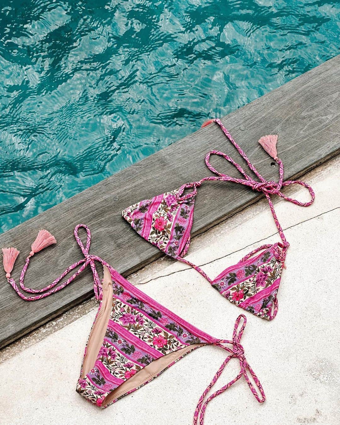 SPELLのインスタグラム：「Vacation essentials… 🌺 ready for your next poolside destination in the Sienna Tri Top + Pant 💕」