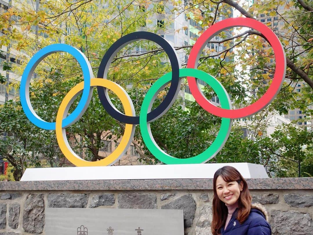 荒木優里さんのインスタグラム写真 - (荒木優里Instagram)「🌟 ✈️モントリオール旅行⑤✈️  色とりどりのガラスで覆われている モントリオール国際会議場☺️✨  光が差し込む時間はとてもキレイだと聞いていたものの、 この日はずっと曇り🥲☁️  ダメ元で夜に通りかかったら この時間ならではの美しい景色に出会えましたー🩷 カラフルでこれも本当にキレイだわ🥰🥰  オリンピックマークのオブジェやアート作品、 マリー・レーヌ・デュ・モンド大聖堂など 街中に目を引く素敵なデザインが たっくさんありました😍💓  #モントリオール旅行 #モントリオール #montreal  #アメリカ生活 #アメリカ暮らし #ニューヨーク #ニューヨーク生活  #ニューヨーク暮らし #ニューヨーク在住 #Newyork #NYC #NY #アメリカ在住日本人 #帯同妻 #渡米記録 #海外生活 #travel #trip #旅行好き #アナウンサー #フリーアナウンサー #荒木優里 #荒木優里のゆるりアメリカ生活」10月20日 11時07分 - yuriaraki0726